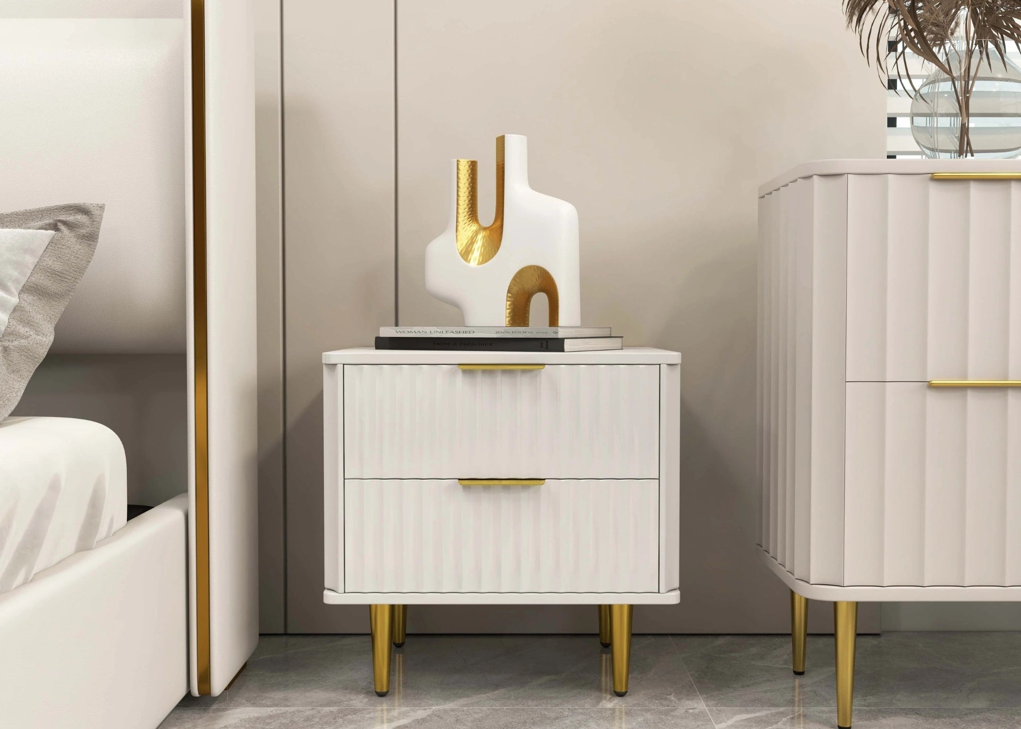 Mesa de cabeceira moderna ao lado da cama, com design elegante e funcional, usada para apoio de itens essenciais como luminária e livros em um quarto bem decorado e organizado.