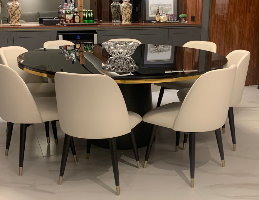 Refeição destacada em torno da mesa Floratta, onde design e qualidade se encontram.