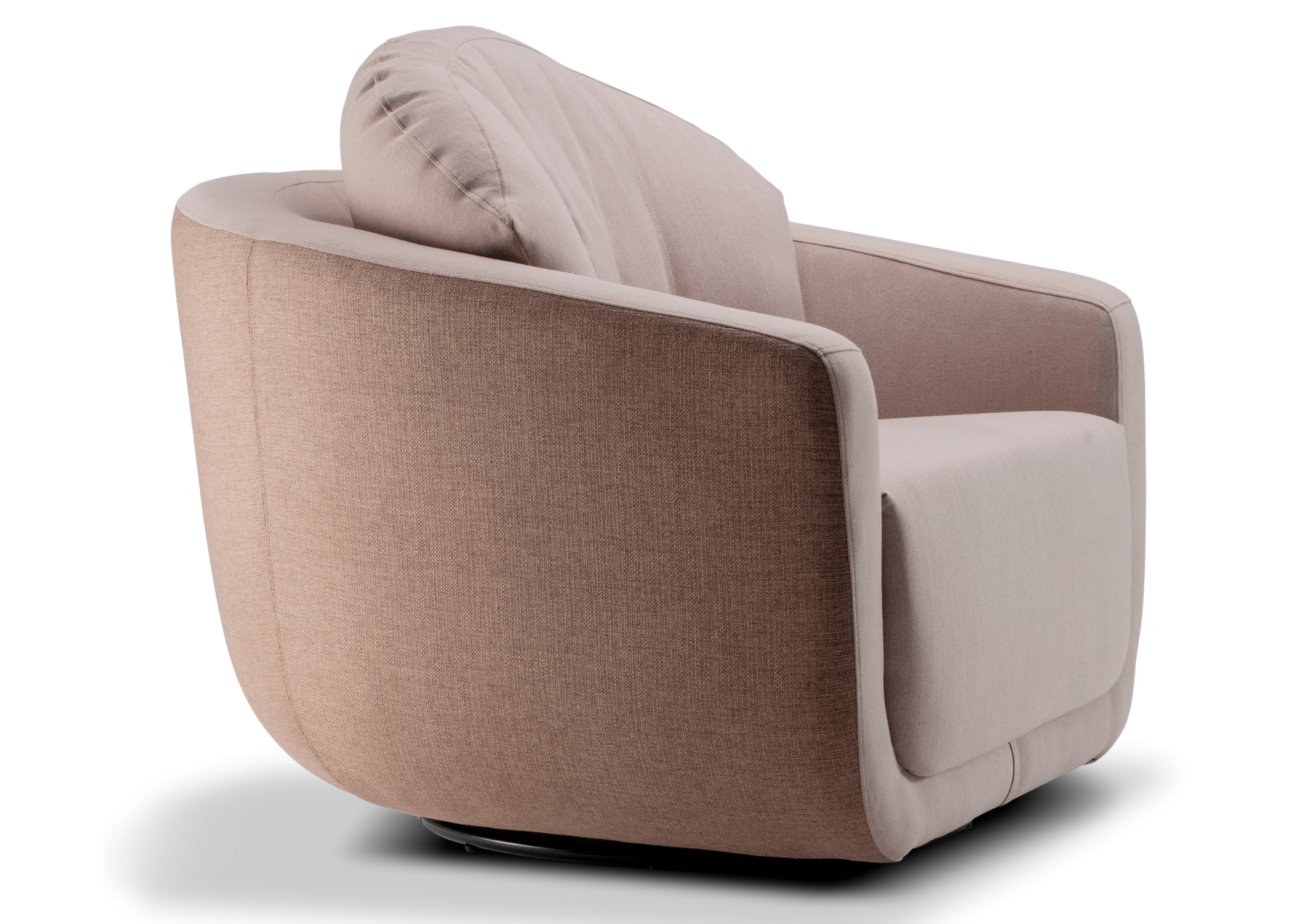 Assento e encosto estofados com espuma de densidade 28 soft.