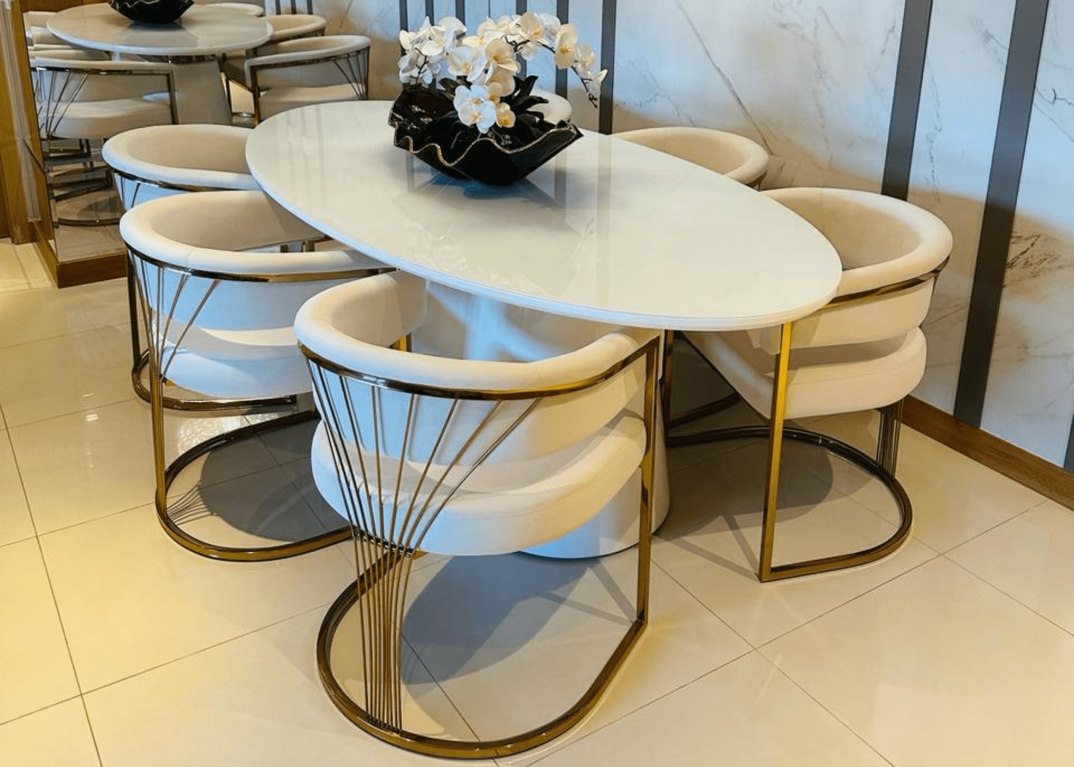 Cadeira Estaiada: Combinação de estilo contemporâneo e clássico, estrutura em aço inox, espuma densidade 33, conforto ideal para longos jantares e design sofisticado.