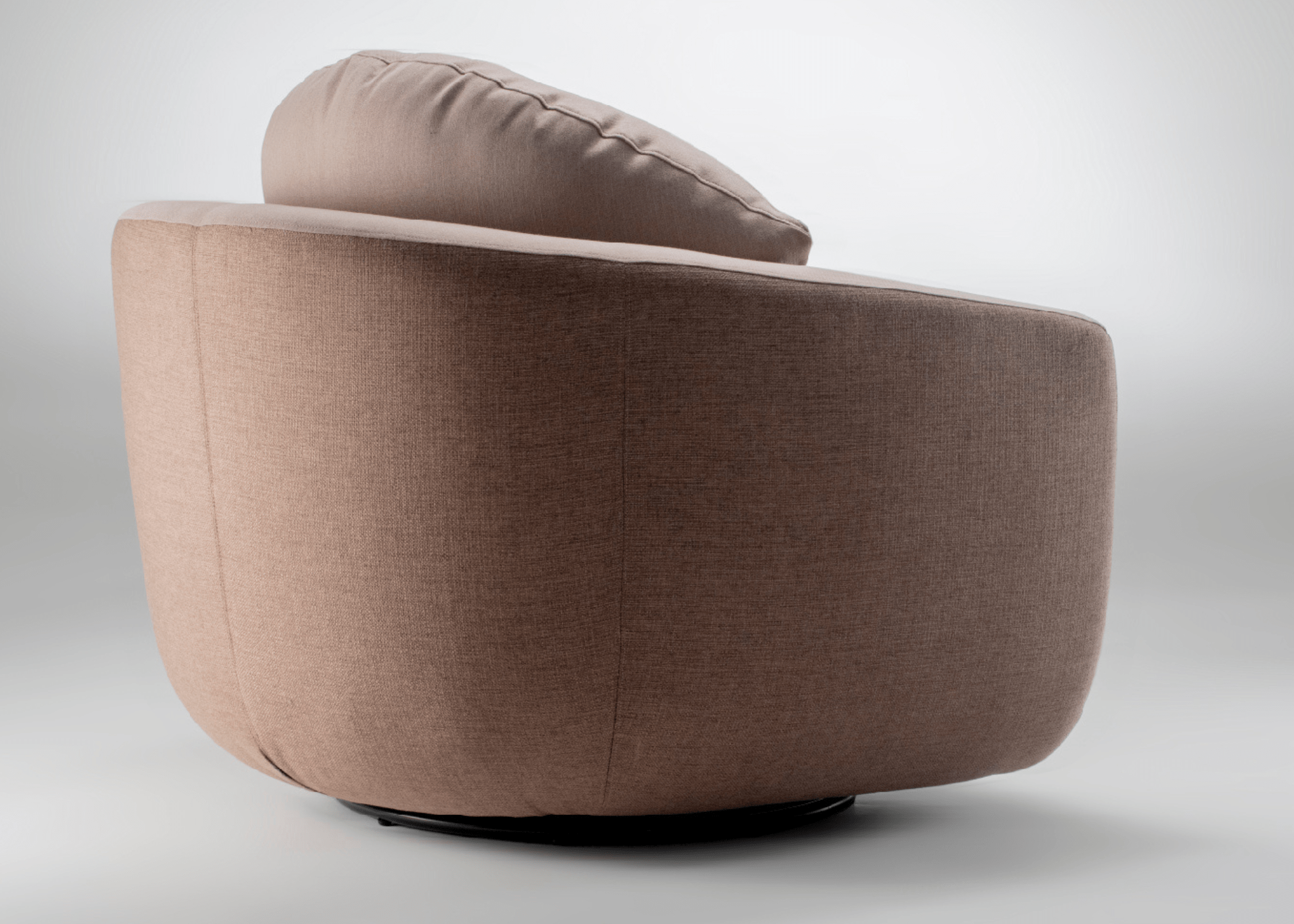 A Poltrona Giratória Juli é a personificação da elegância moderna e do conforto ergonômico.
