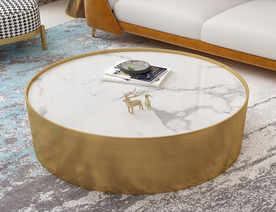 Ambiente sofisticado decorado com a mesa de centro Lys, evidenciando seu design moderno e acabamento refinado.