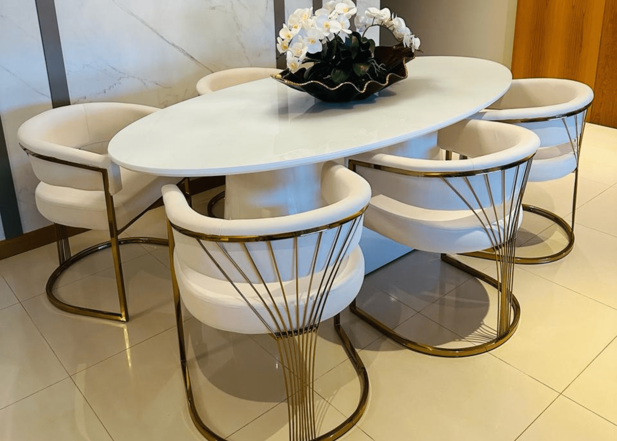 Cadeira Estaiada: Combinação de estilo contemporâneo e clássico, estrutura em aço inox, espuma densidade 33, conforto ideal para longos jantares e design sofisticado.