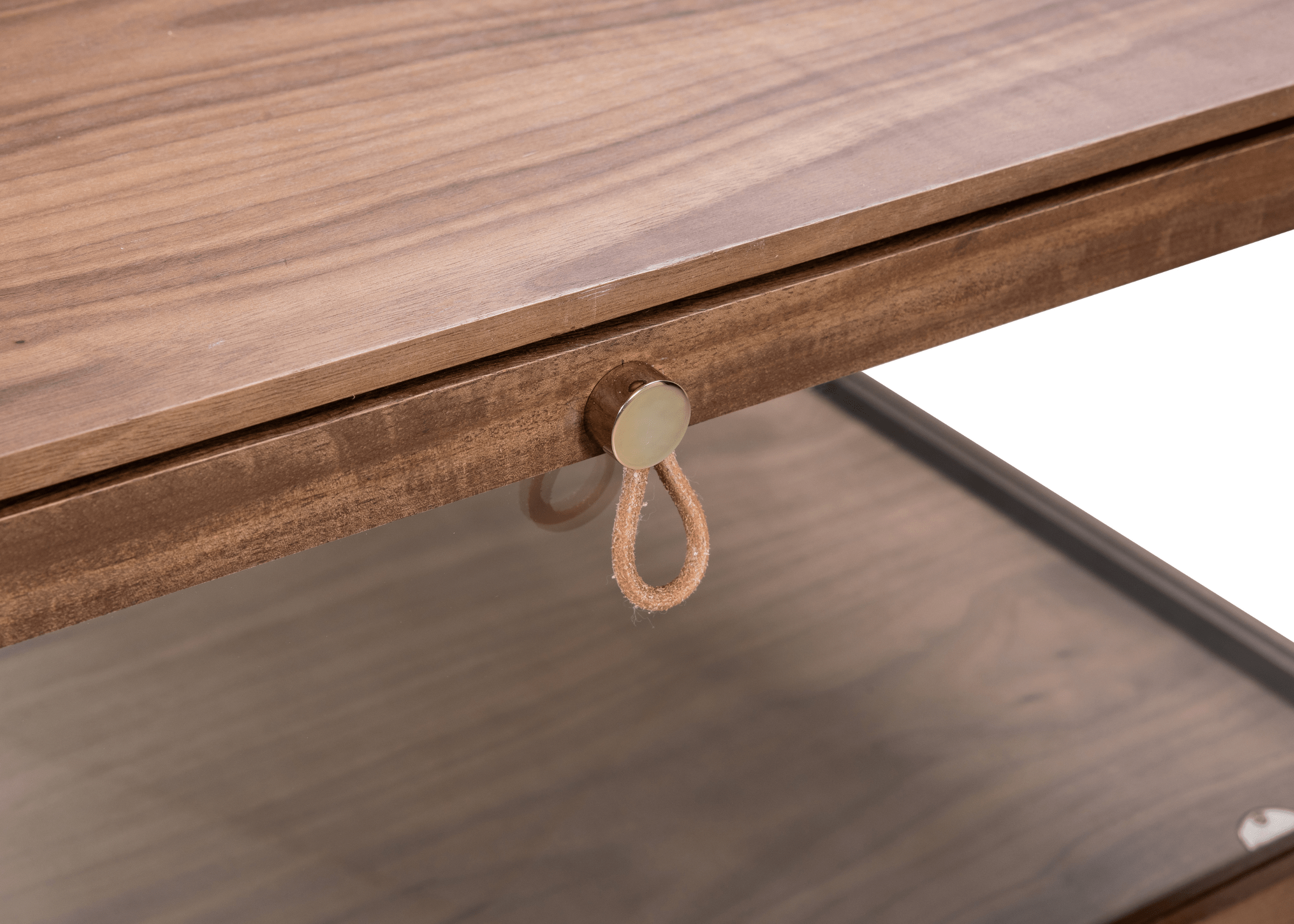 Aparador Charlie de madeira maciça com gavetas em MDF laminado e detalhe do puxador em latão.
