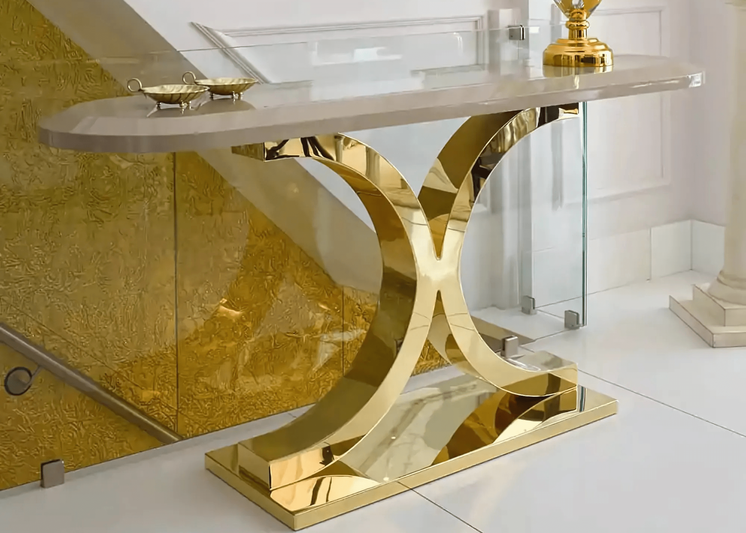 Aparador Maestra com base dourada em aço inox 304 em ambiente sofisticado.