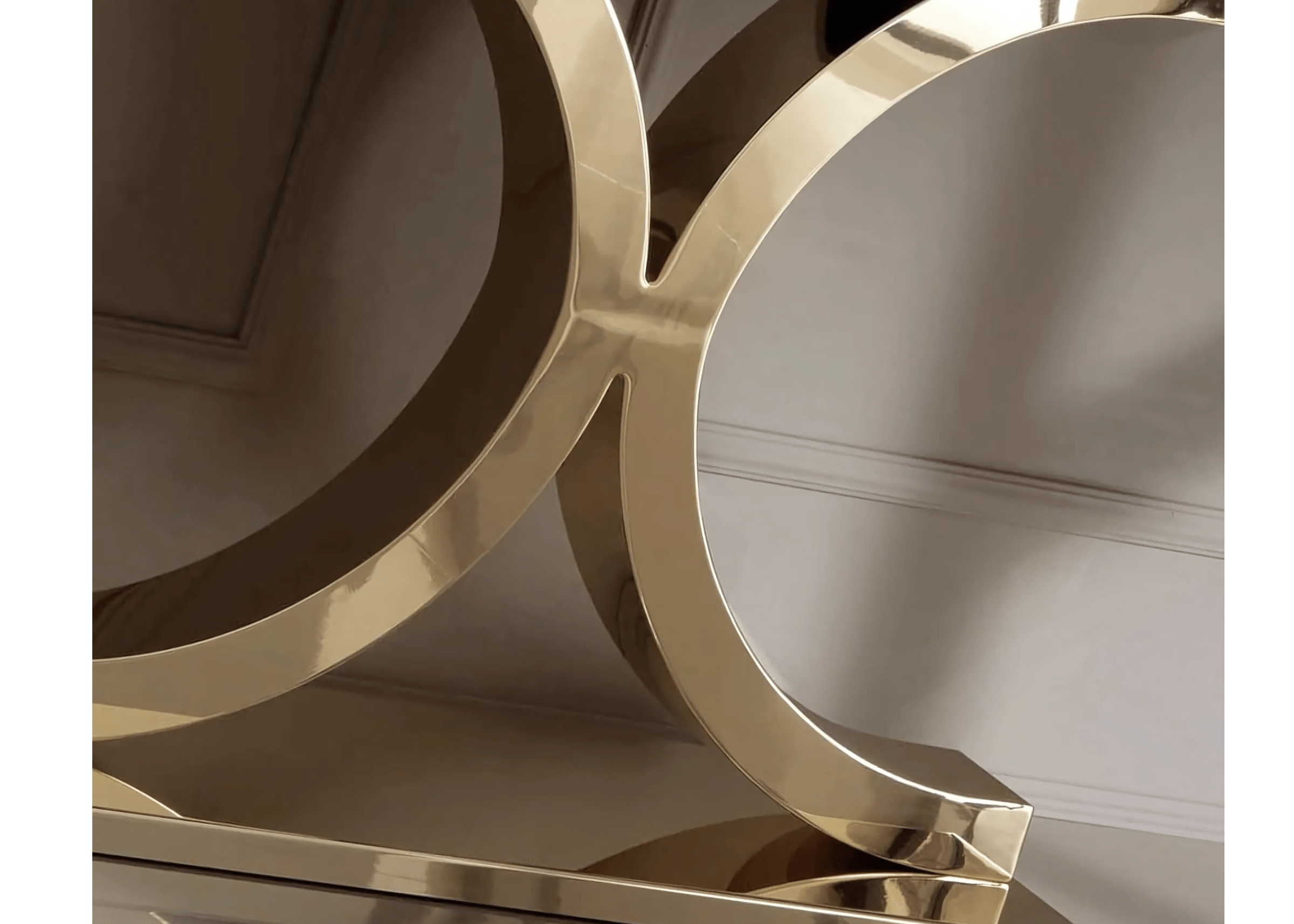 Detalhe do Aparador Maestra com estrutura curva em inox