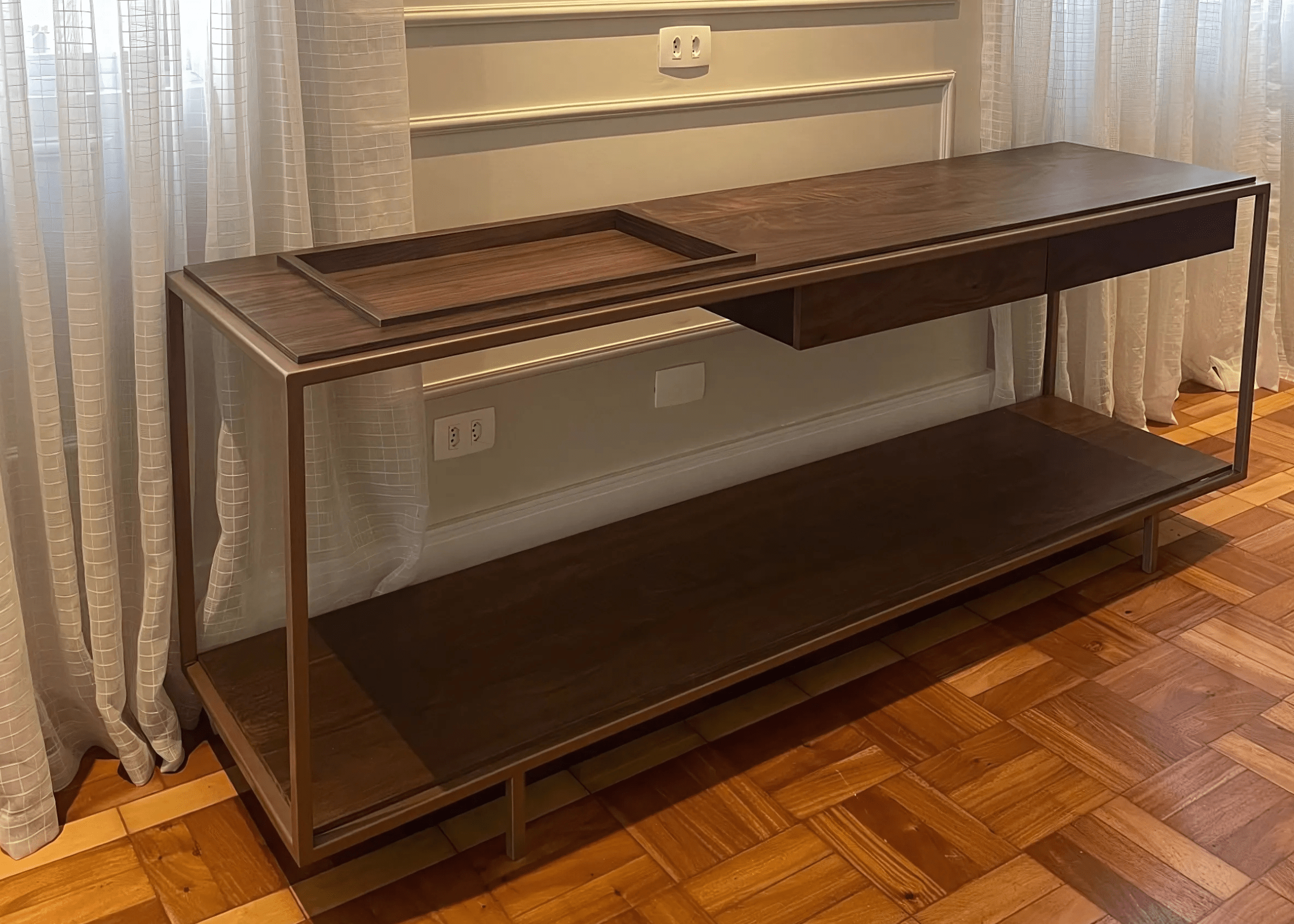Aparador de sala de estar em madeira, com acabamento elegante, ideal para complementar ambientes sofisticados com toque de cor esmeralda.