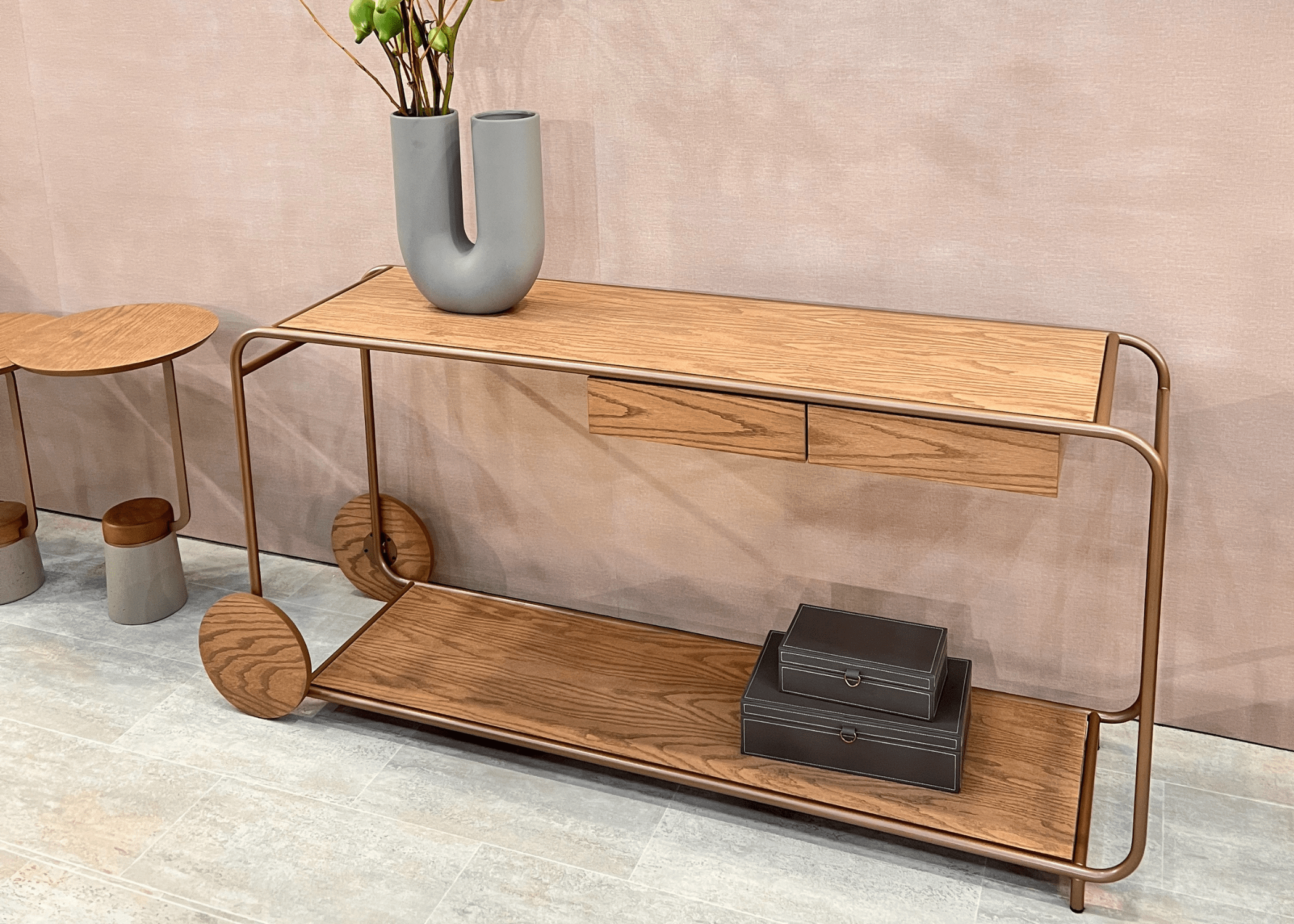 Ambiente sofisticado com Aparador Bar Yara de madeira e aço