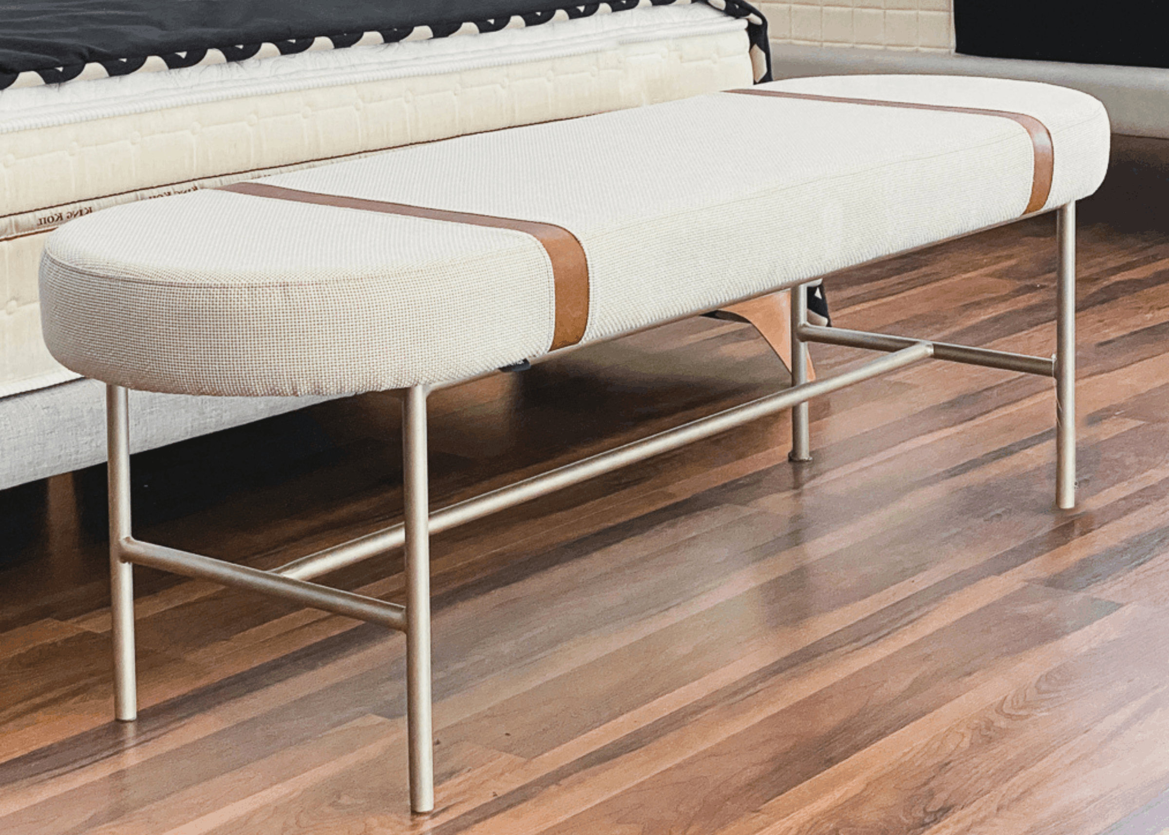 Banco Milan com curvas suaves em sala de estar contemporânea e sofisticada.