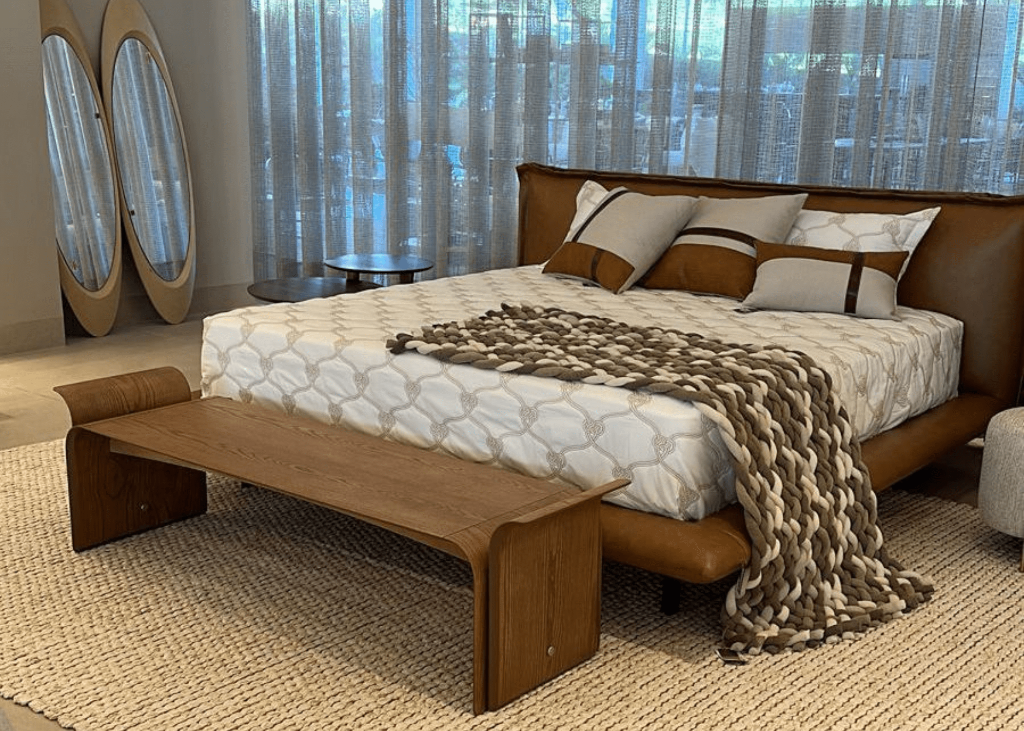 Banco Berto complementando a decoração de um quarto sofisticada.