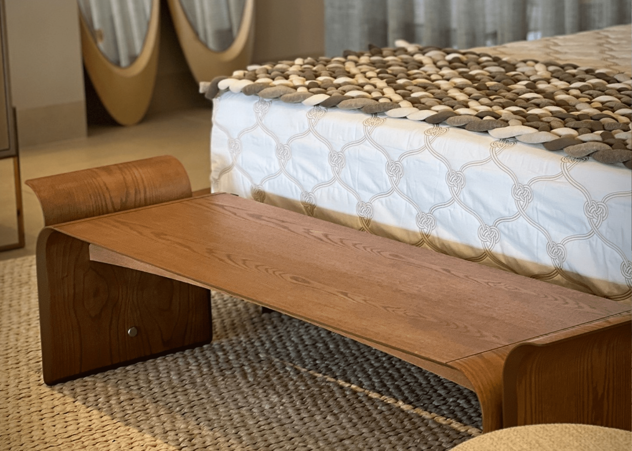 Close-up dos materiais de qualidade do Banco Berto em um quarto.