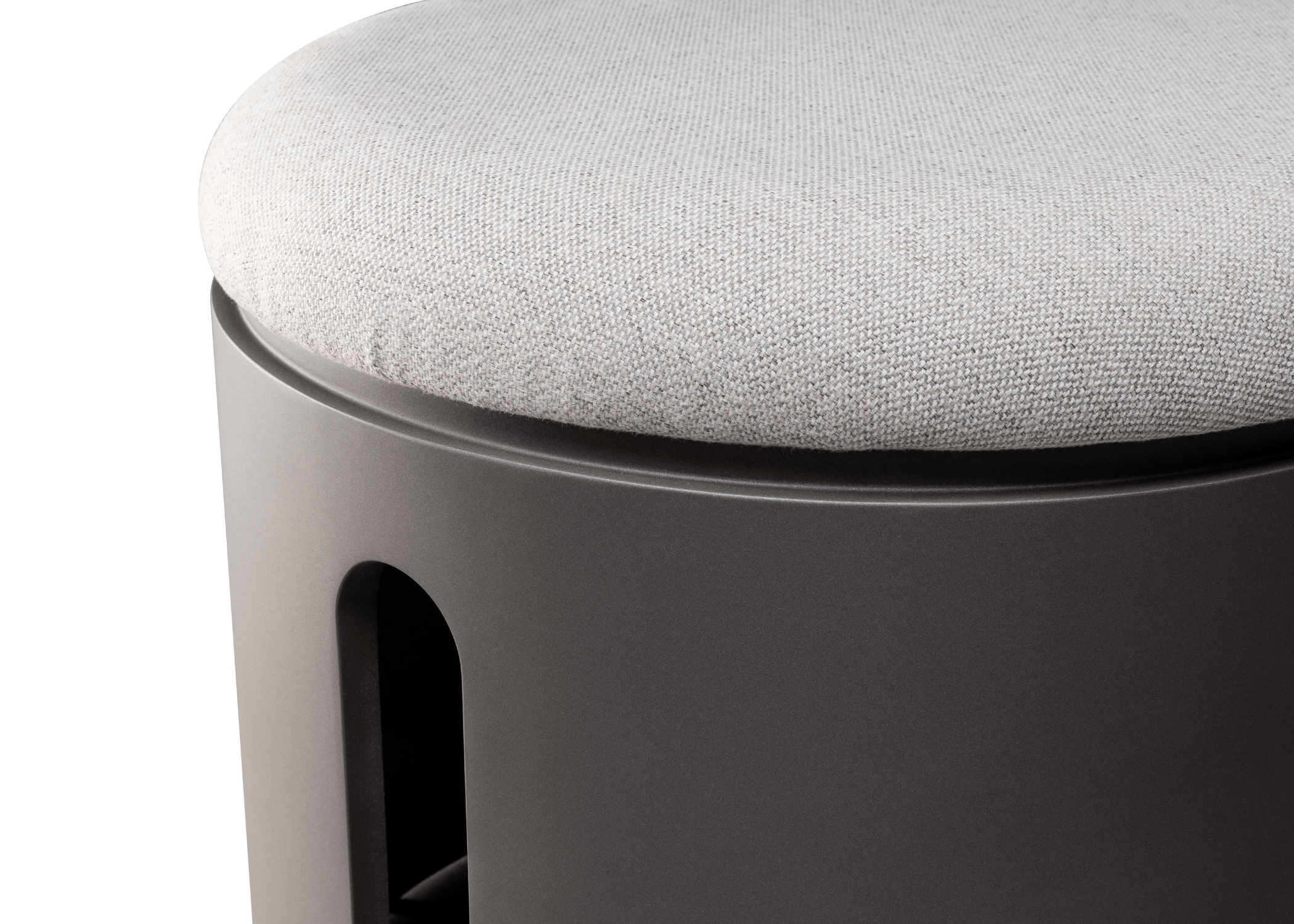 O assento éergonômico, moldado para se adaptar ao corpo e oferecer suporte adequado.