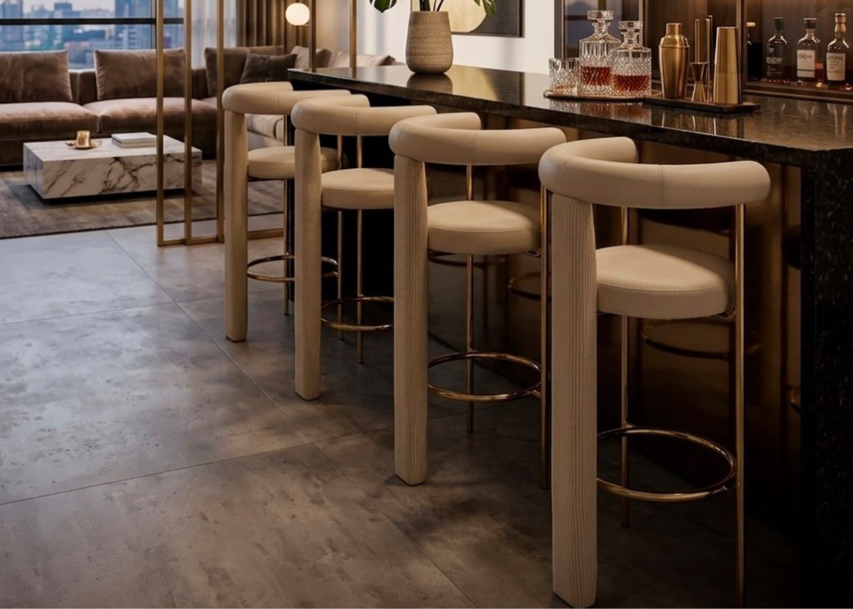 Banqueta Athos com design contemporâneo, base em aço inox, assento redondo estofado e encosto ergonômico de linhas curvas.