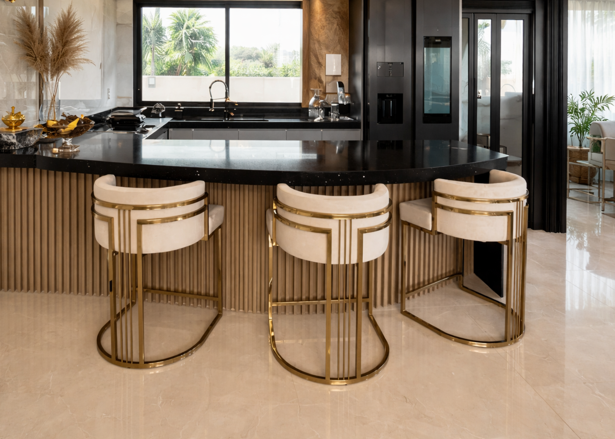 Banqueta Charme com base semicircular em aço inox dourado e assento estofado, design elegante para cozinhas e espaços gourmet sofisticados.
