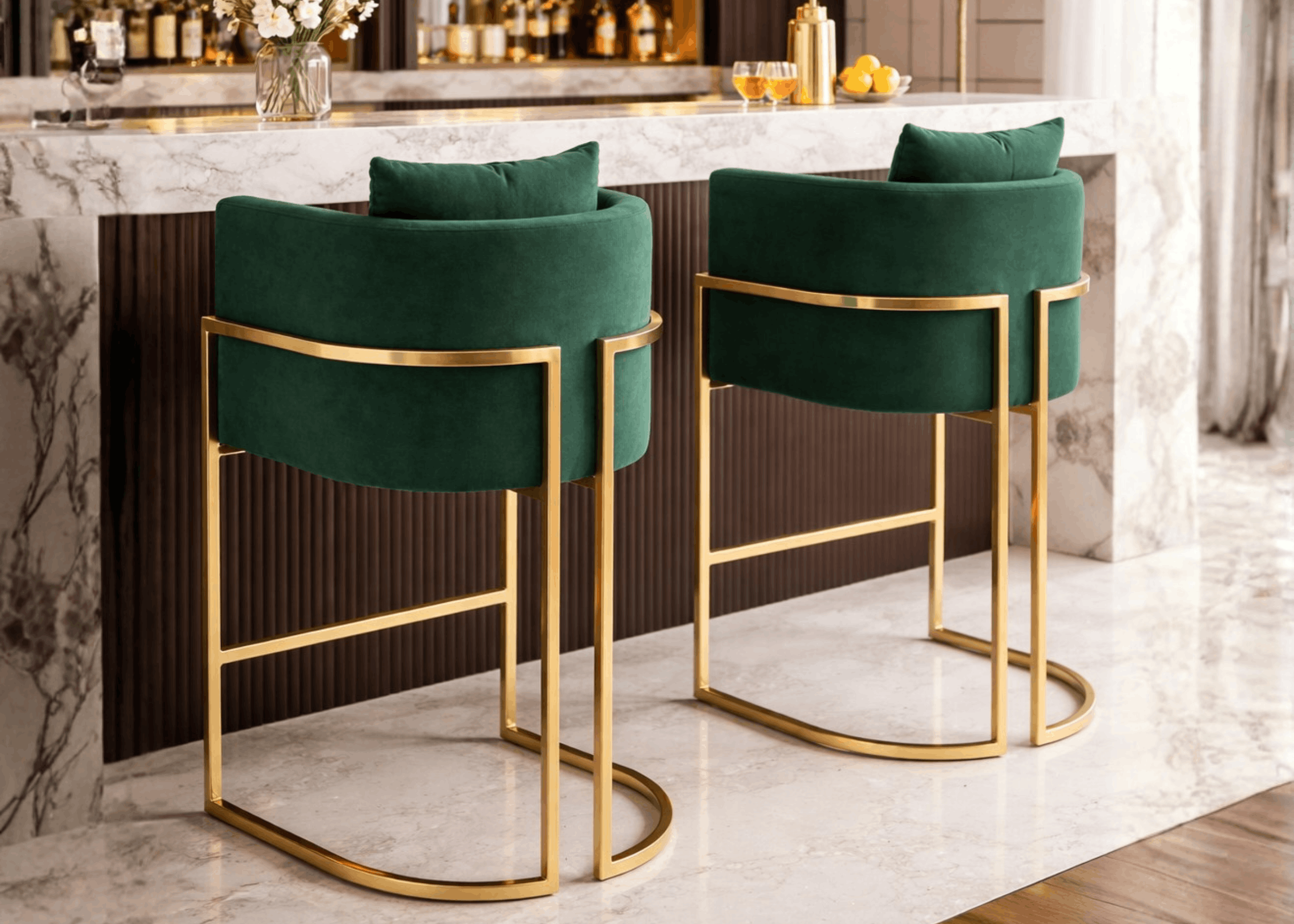 Banqueta Eldorado Slim com estrutura metálica dourada e estofado confortável, destaque em decoração contemporânea