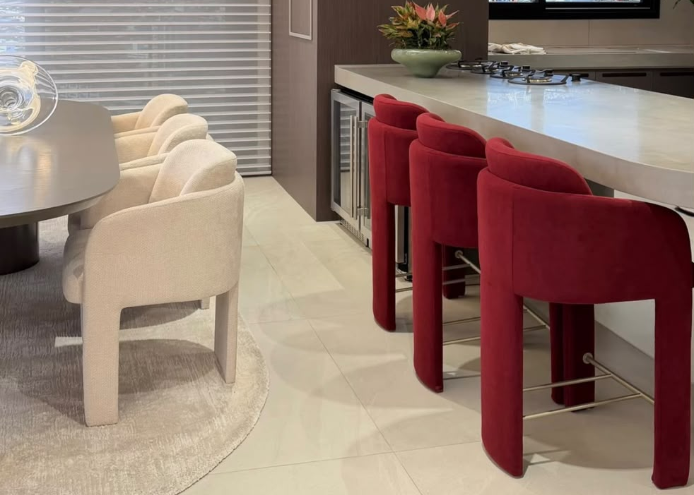 Banqueta Mozard para bancada e ilha gourmet, com assento confortável, detalhes metálicos e estrutura resistente em madeira.