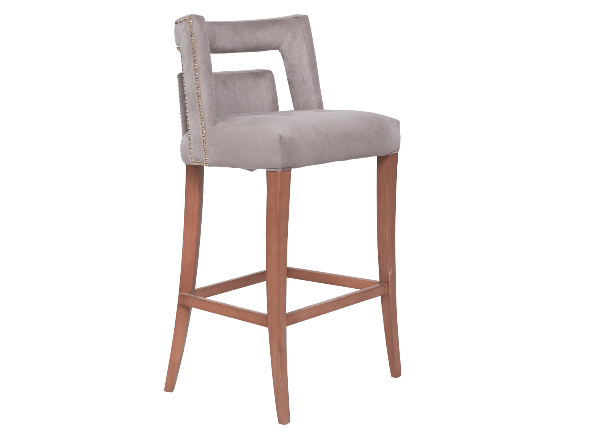 Detalhe lateral da Banqueta Alicia com tachas metálicas sofisticadas.