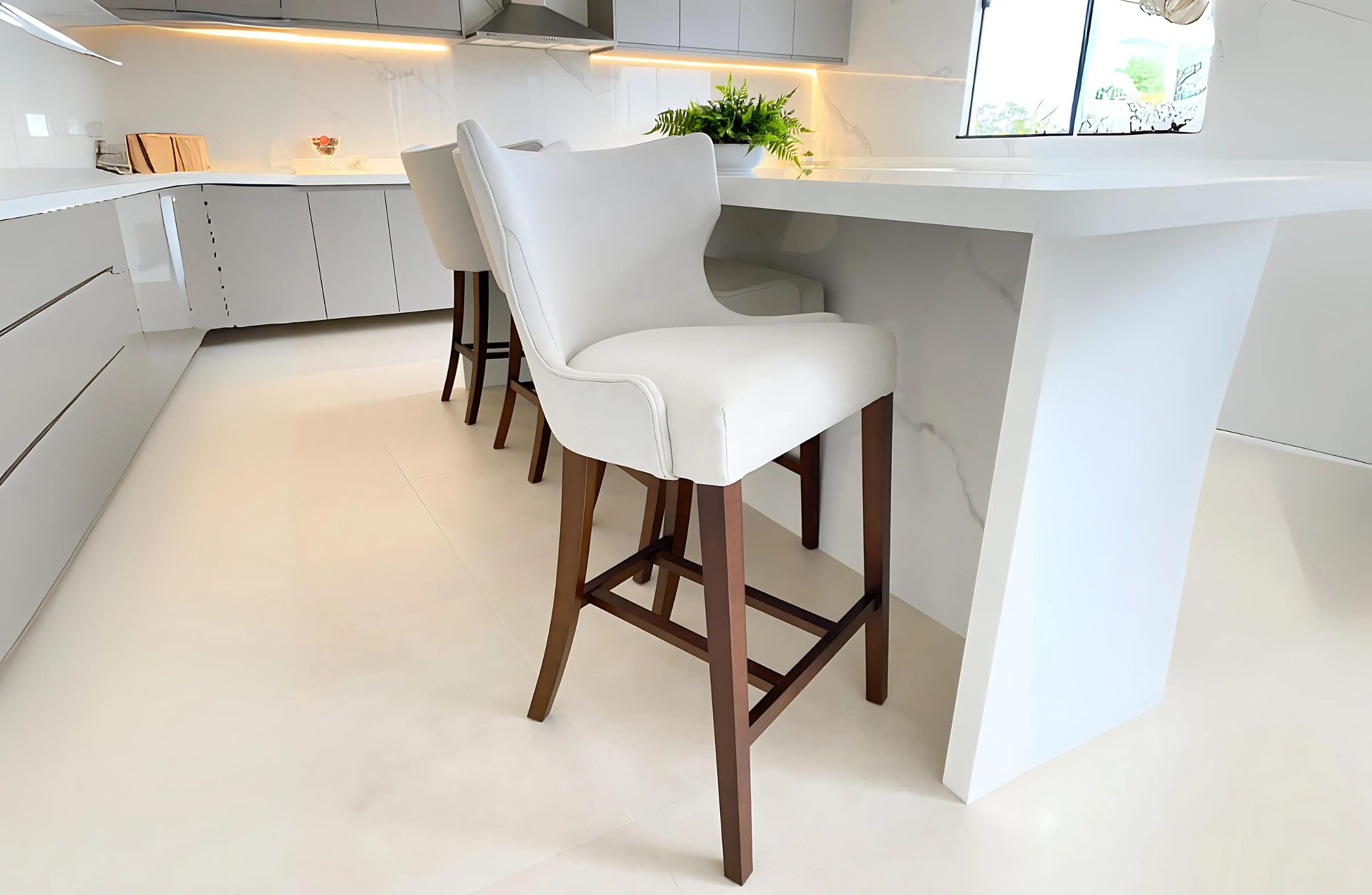 Conforto e sofisticação com a Banqueta Carla.