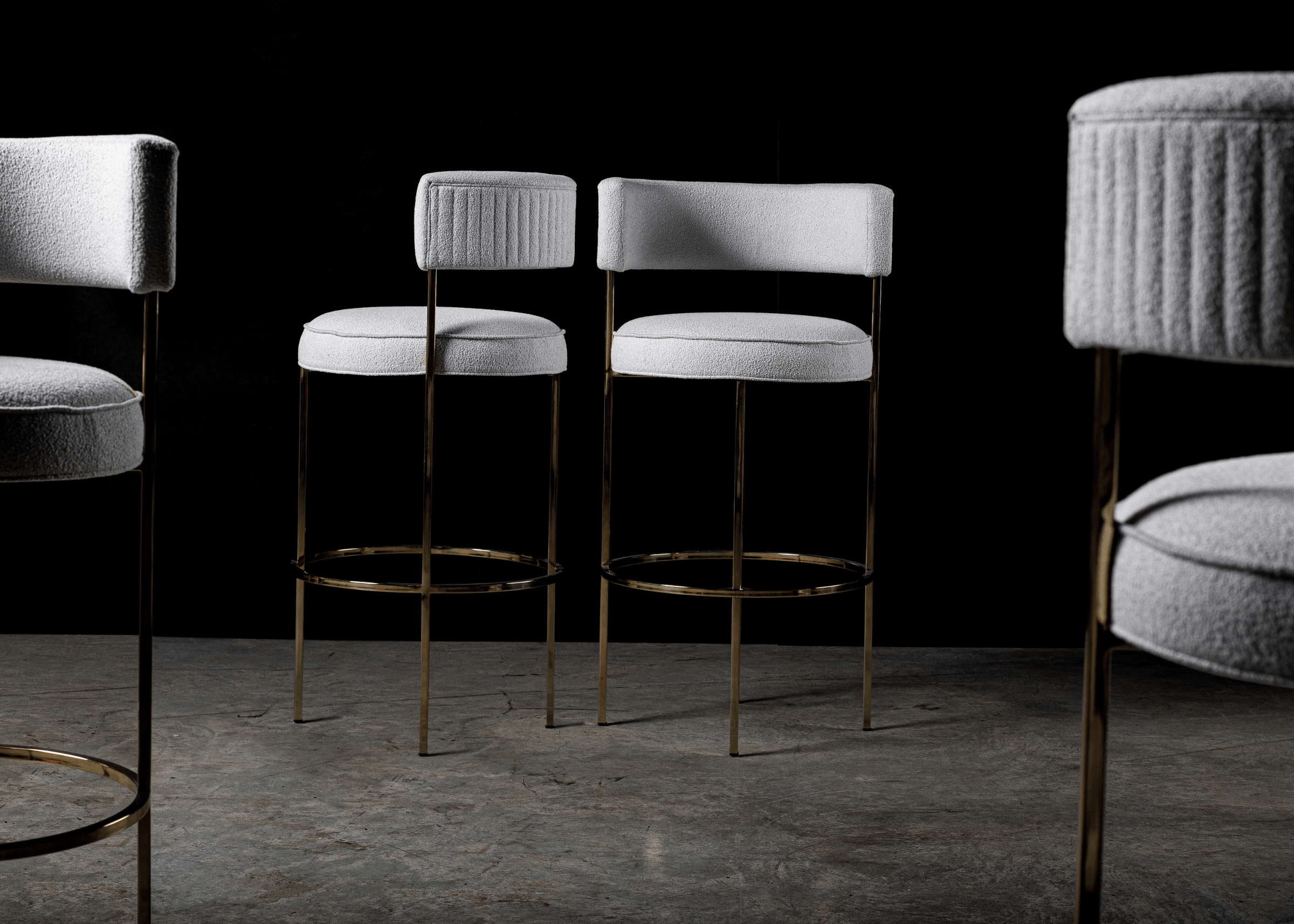 Banqueta estofada com acabamento premium para ambientes sofisticados.
