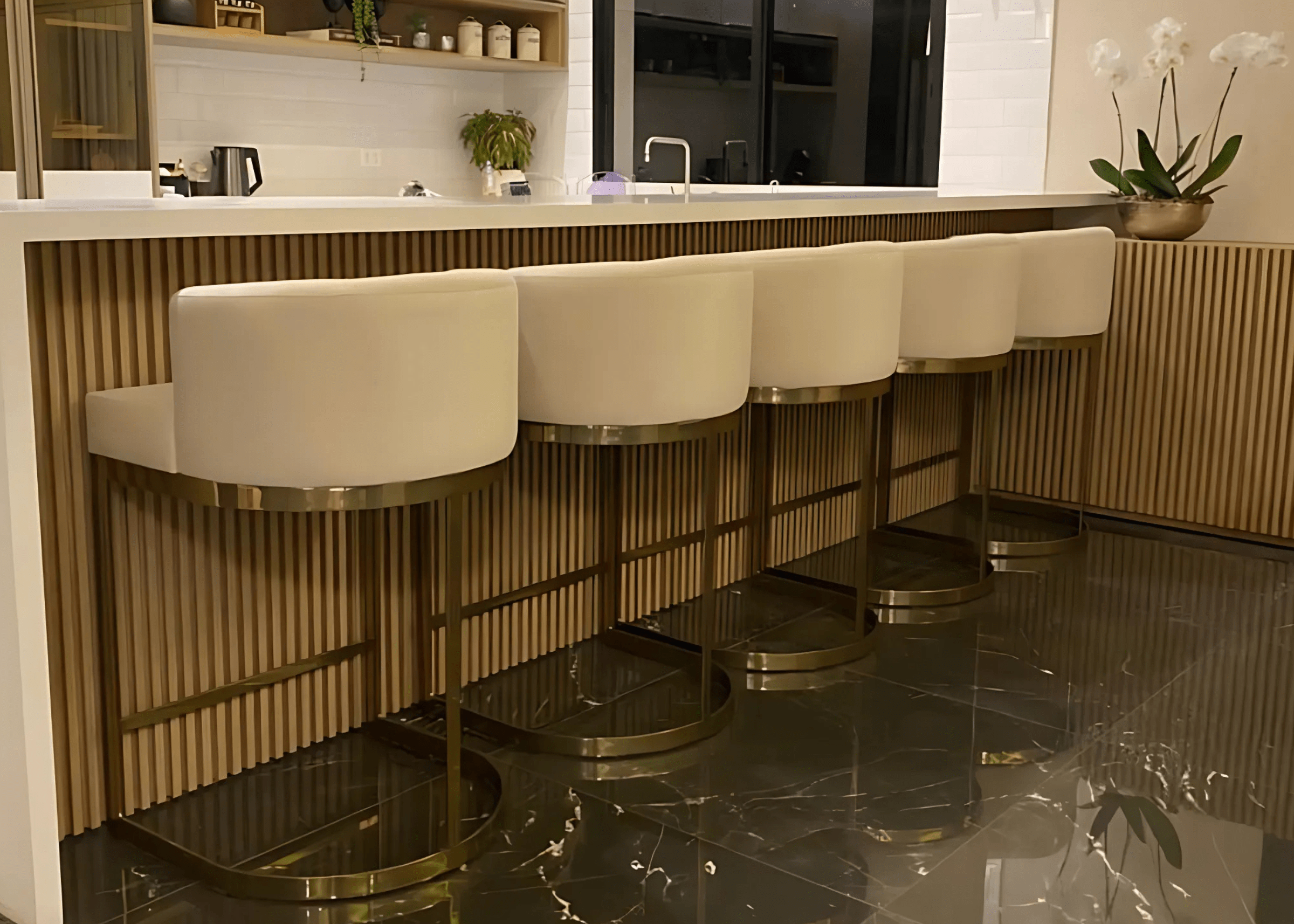 Banqueta Gregori em ambiente orgânico: a combinação perfeita de qualidade e estilo.