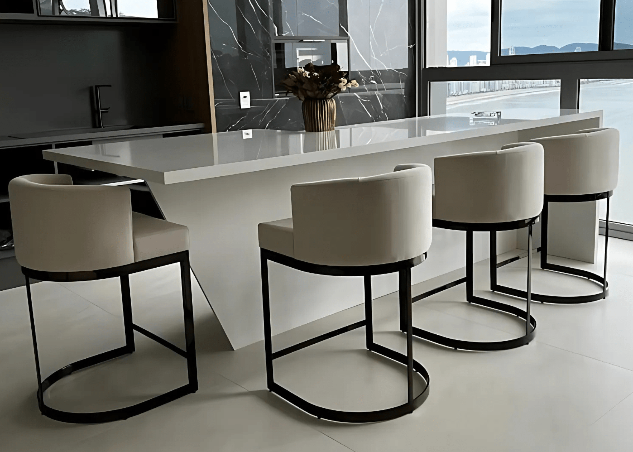 Banqueta Gregori em ambiente orgânico: a combinação perfeita de qualidade e estilo.