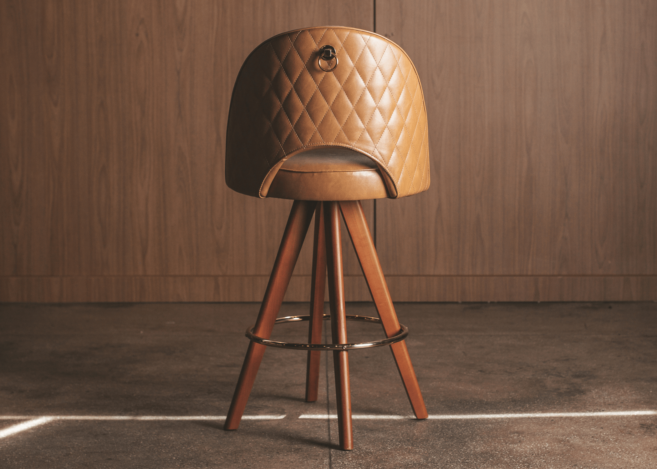 Detalhe personalizável no encosto da Banqueta Giratória Stein.