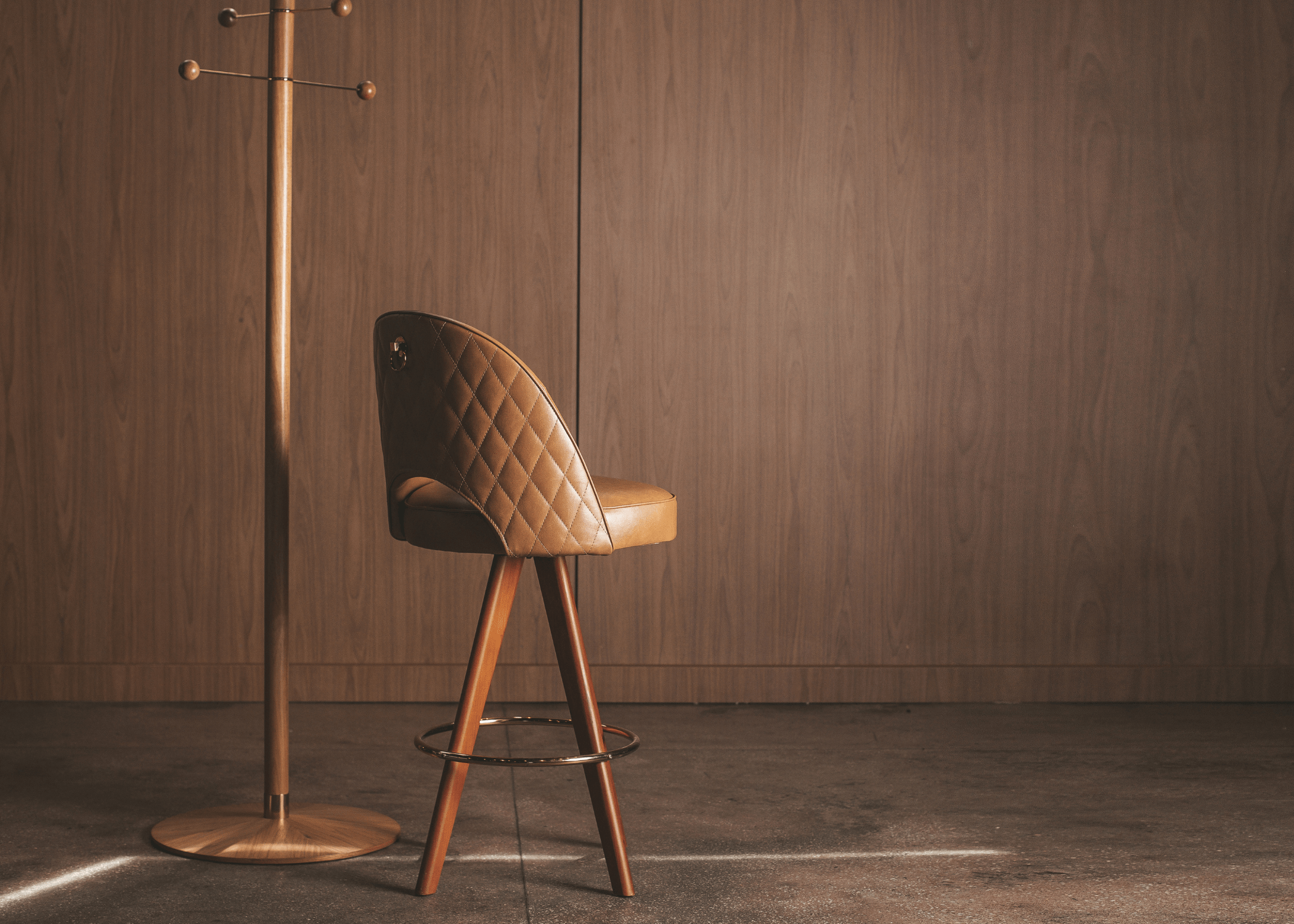 Banqueta Giratória Stein agregando charme e conforto ao ambiente.