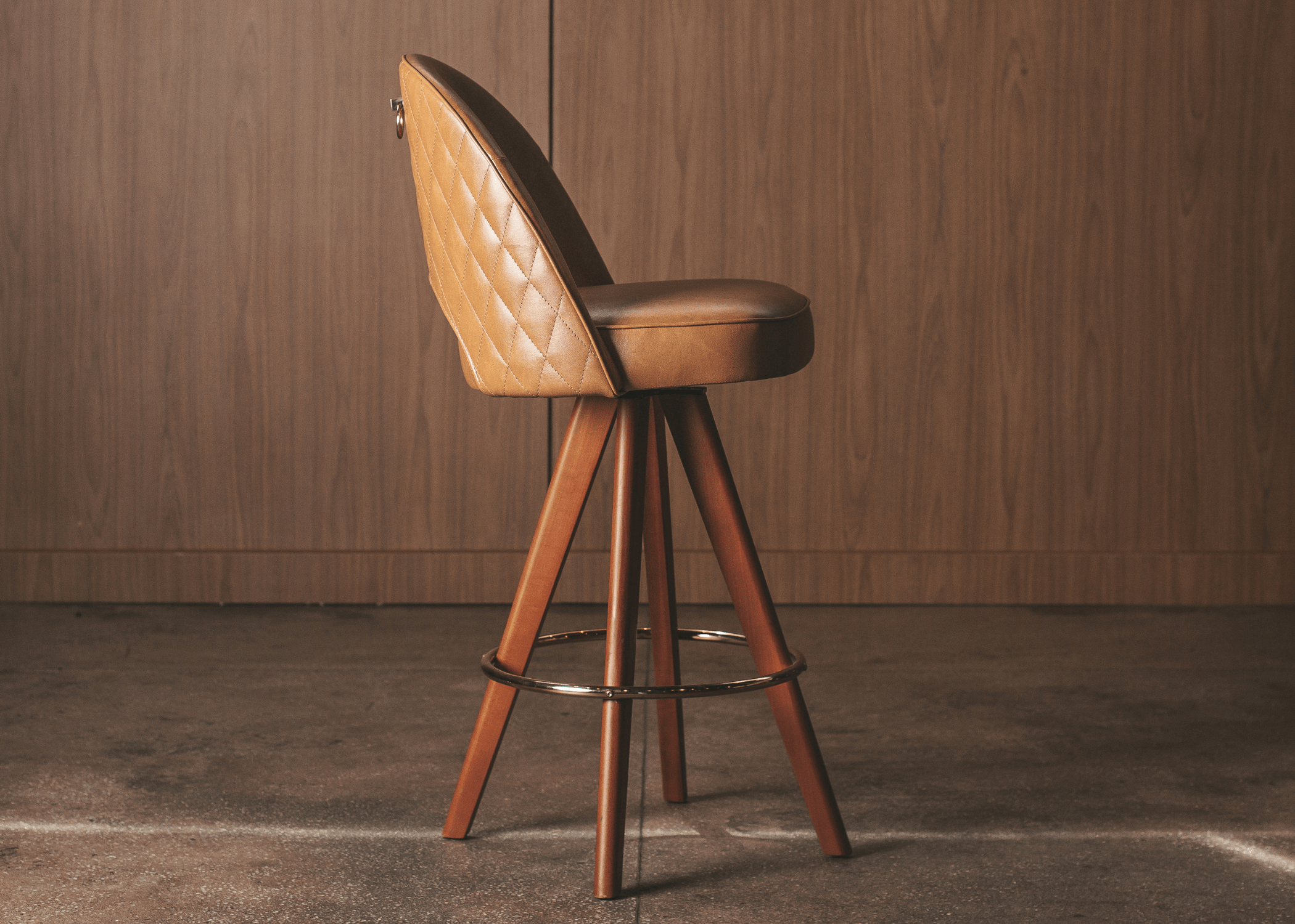 Estrutura elegante da Banqueta Giratória Stein com aro metálico.