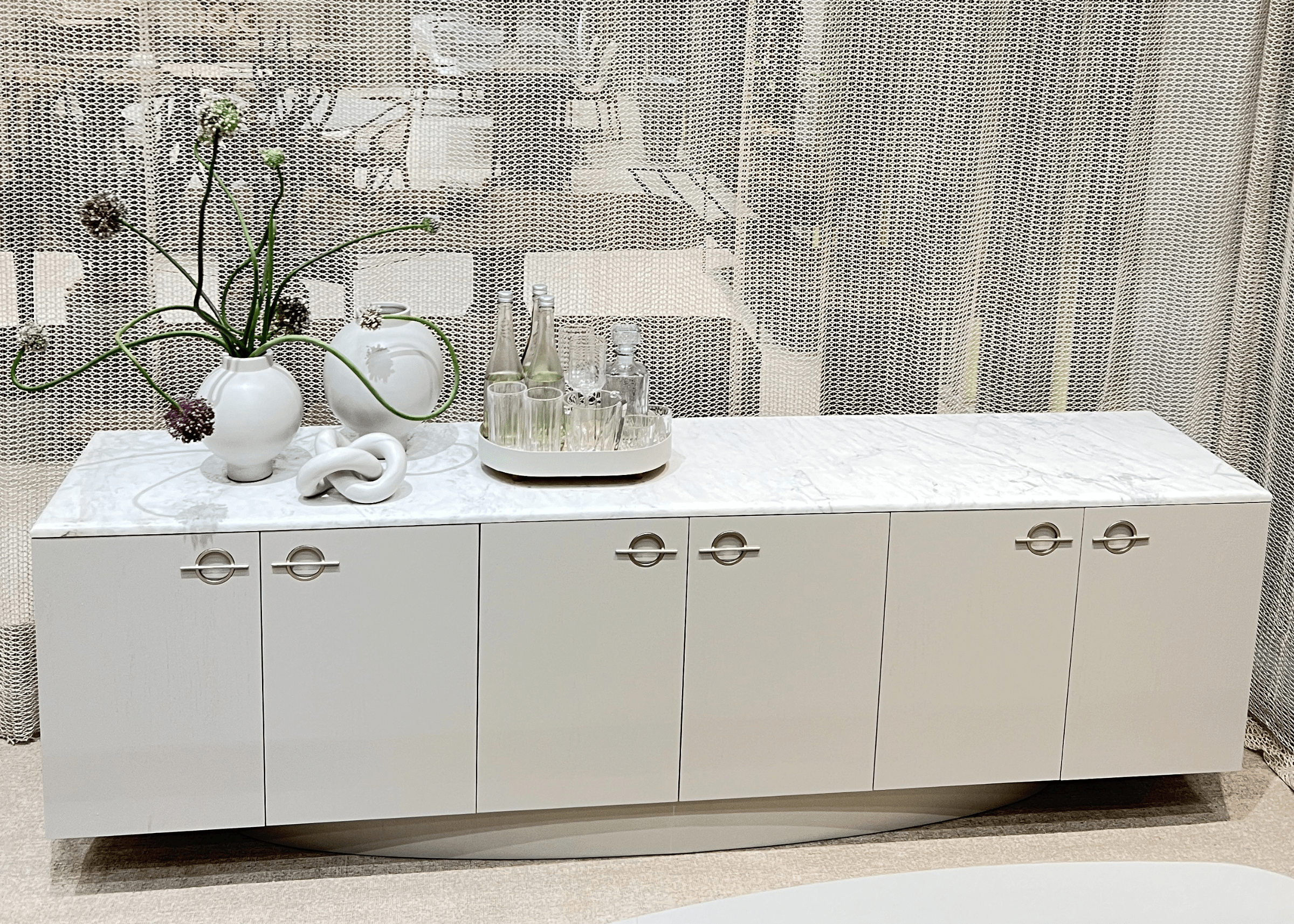 Sala contemporânea com Buffet Glen e objetos decorativos.