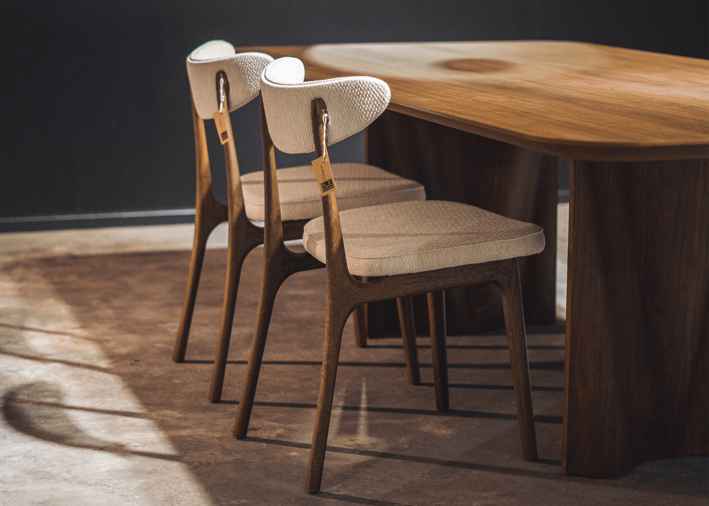 Cadeira Aruba compondo sala de jantar elegante com mesa de madeira