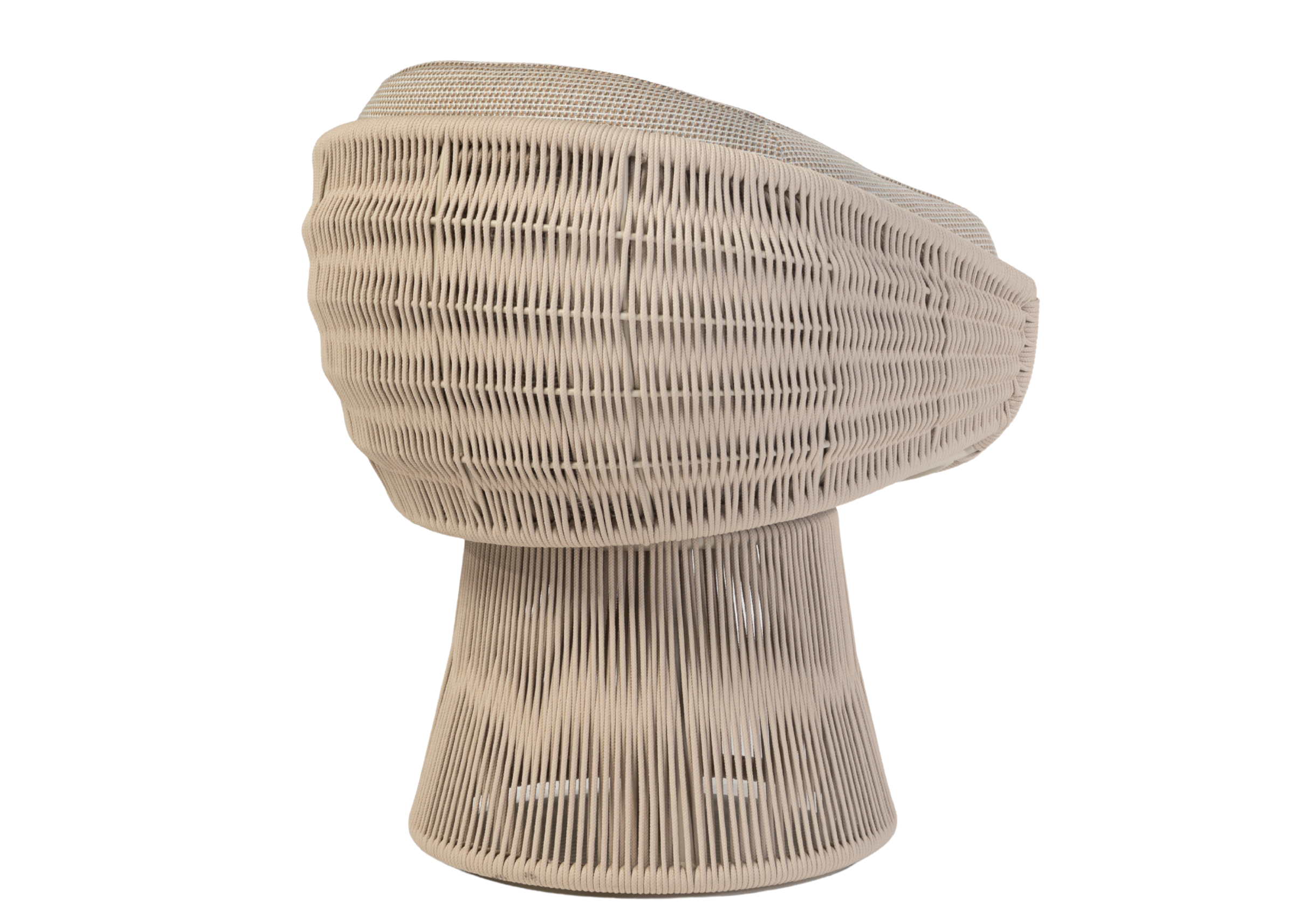 Cadeira Ralph com formas orgânicas, encosto envolvente em corda náutica e assento estofado confortável para ambientes externos.