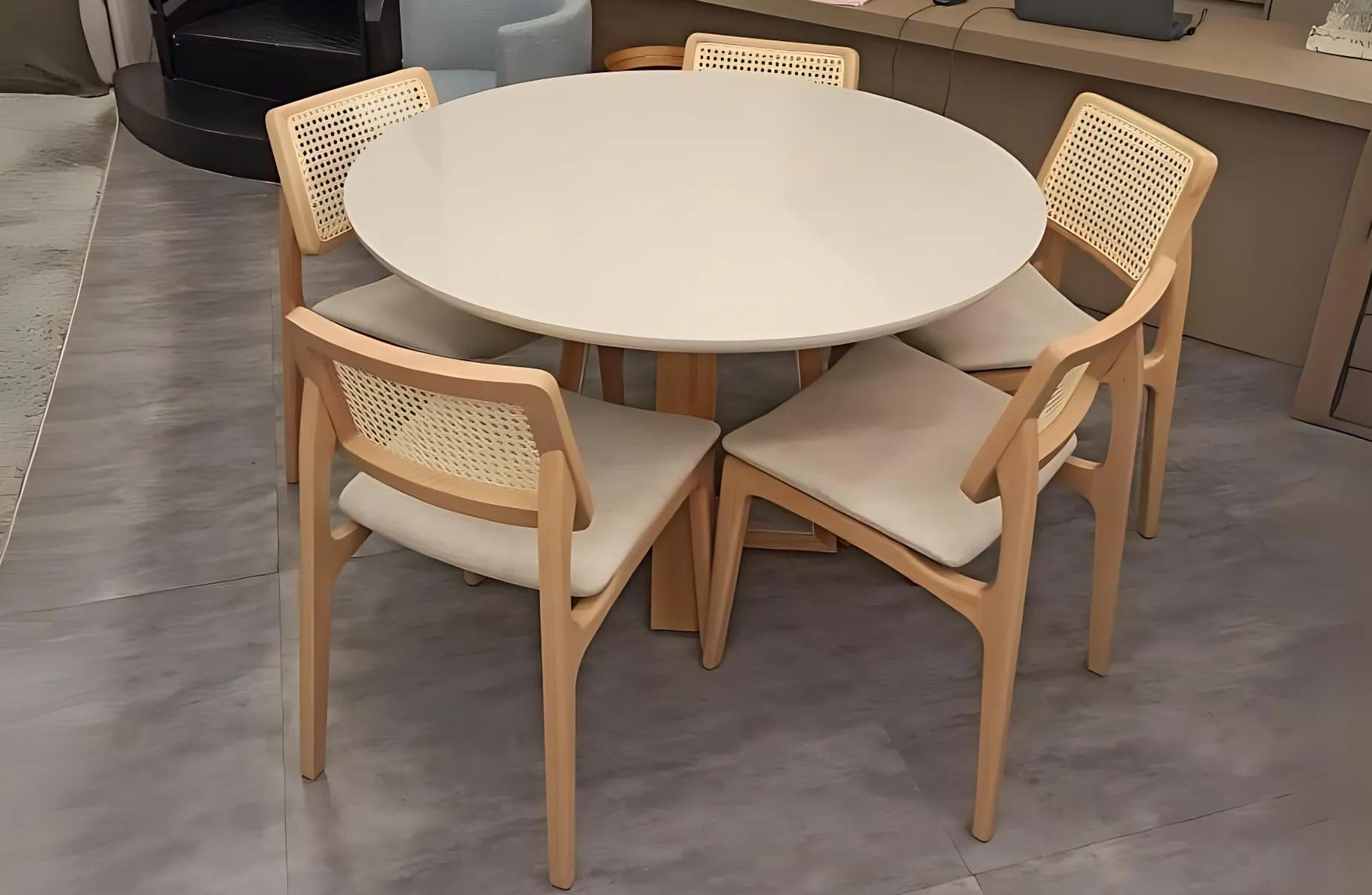 Elegante e sofisticada Cadeira Camila.