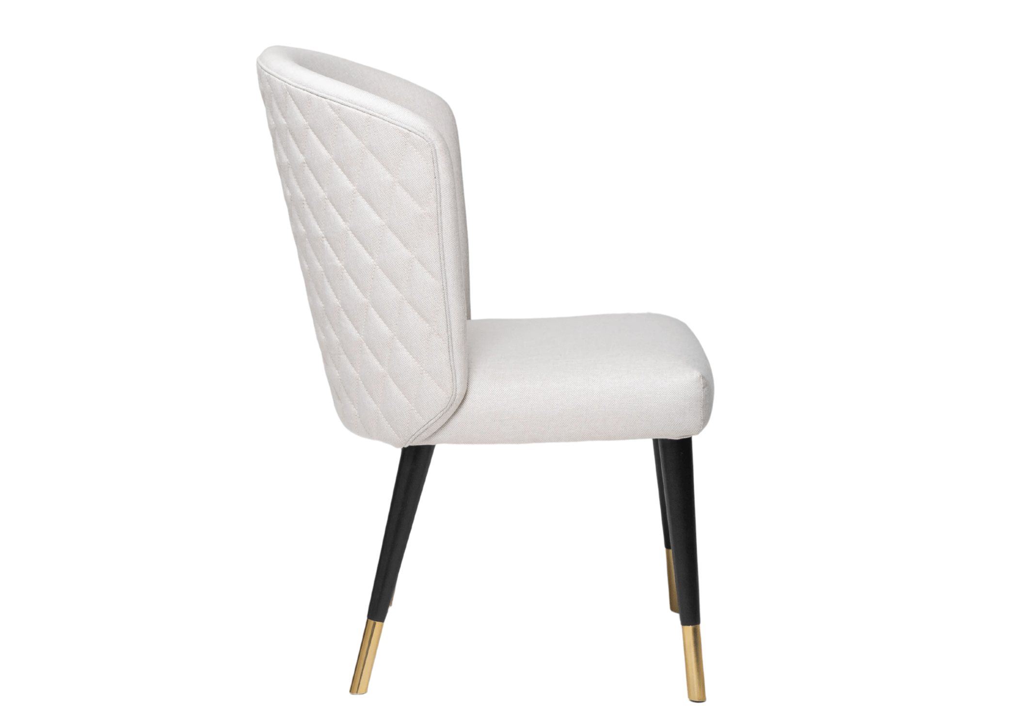 Detalhe dos pés da Cadeira Medelin com acabamento dourado.