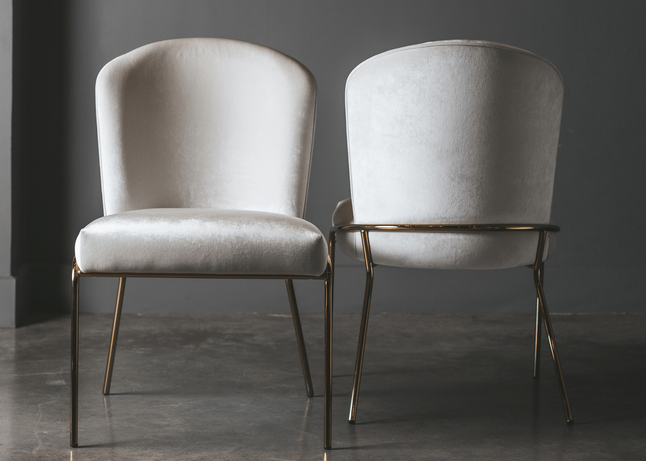 Cadeira Évora em sala de jantar sofisticada, combinando elegância e conforto.