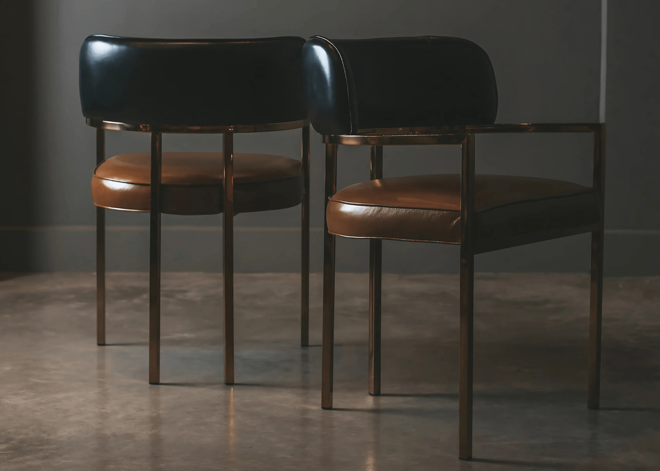 Cadeira Flora em escritório elegante, trazendo sofisticação e conforto ao espaço.
