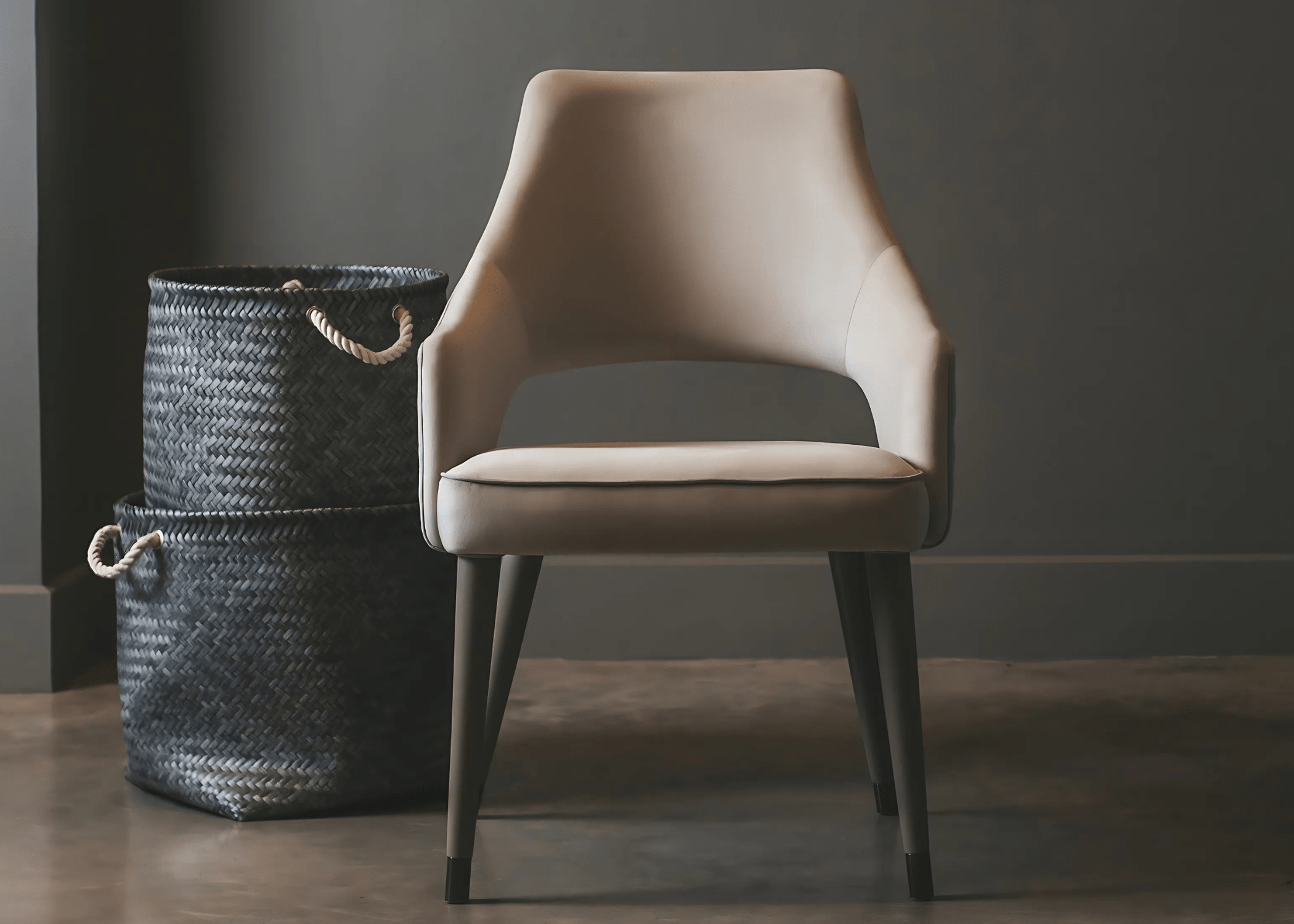 Cadeira Vicenza em sala de jantar sofisticada com decoração elegante.