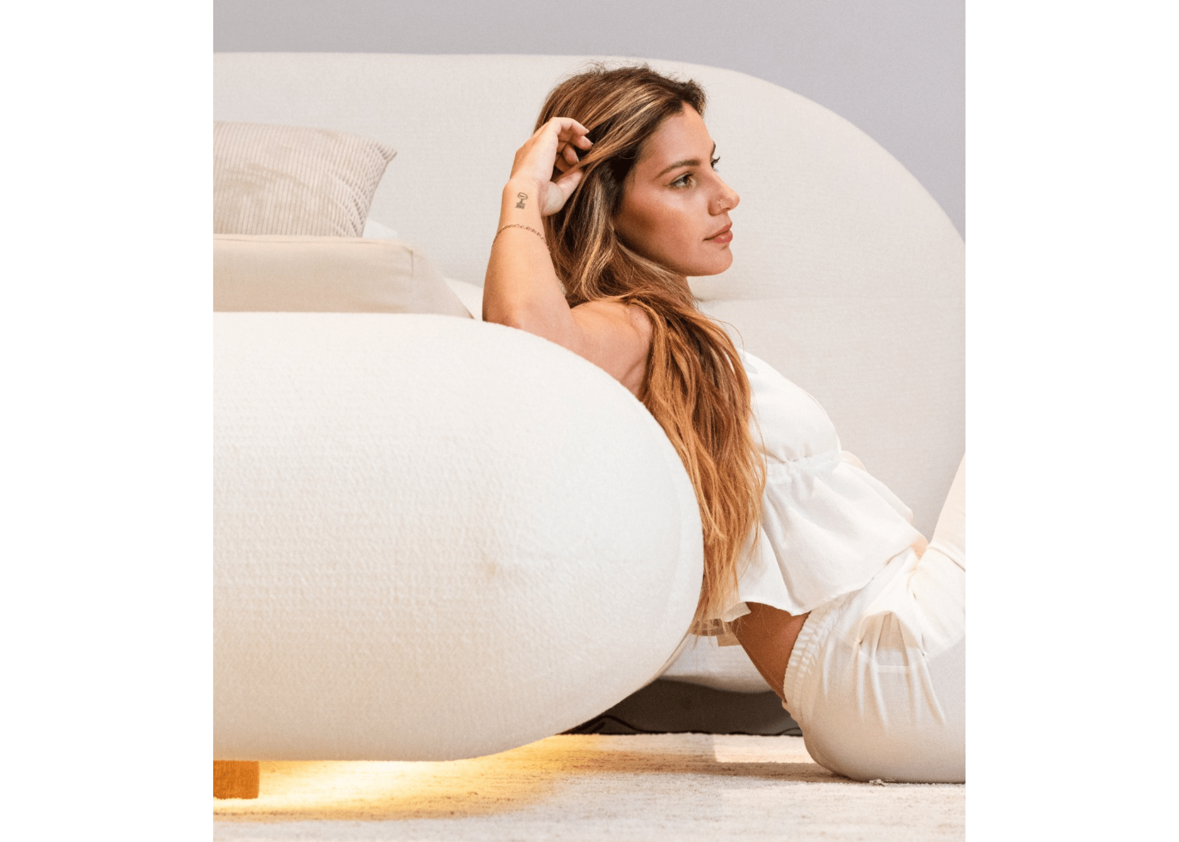 Cama Tamborim com design curvo e tatame estofado sofisticado