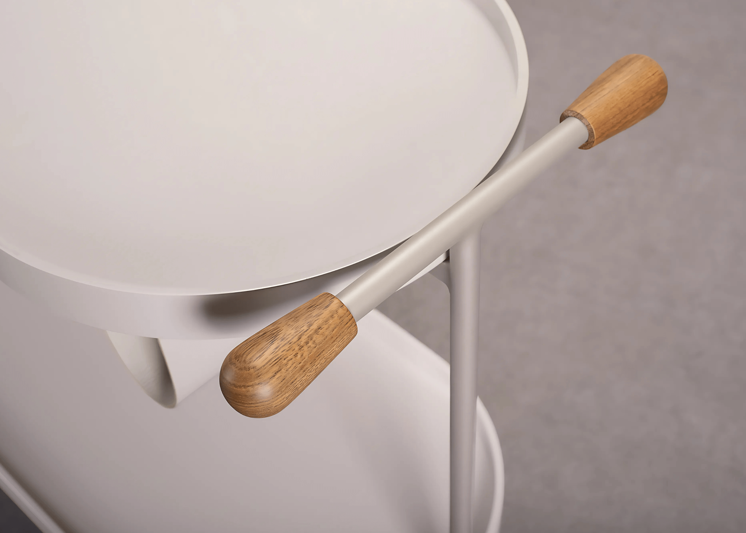 Detalhe do pegador em madeira natural do Carrinho Bar Alvin