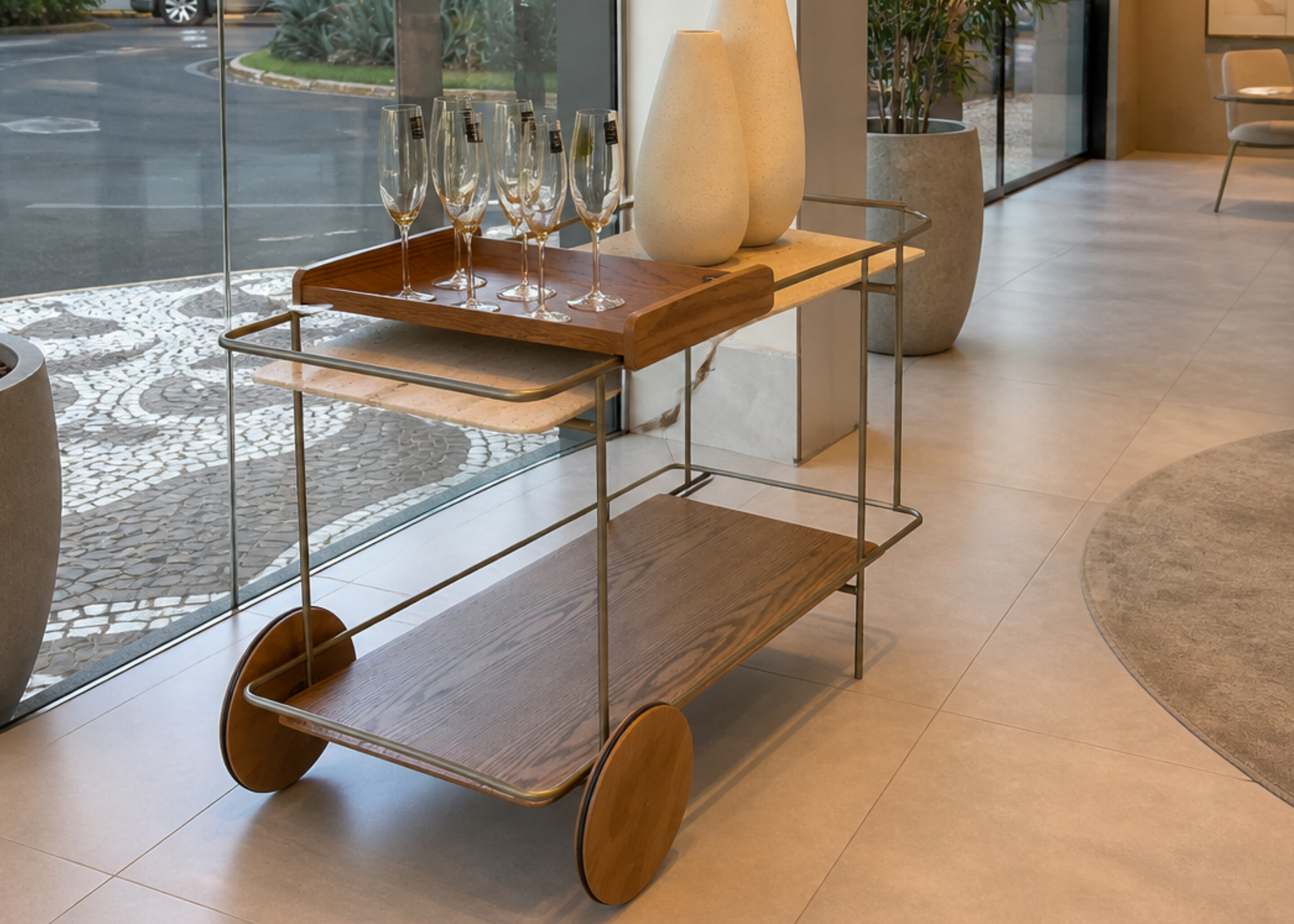 Carrinho Bar Cléo com prateleiras amplas e design sofisticado, perfeito para organizar bebidas com estilo.