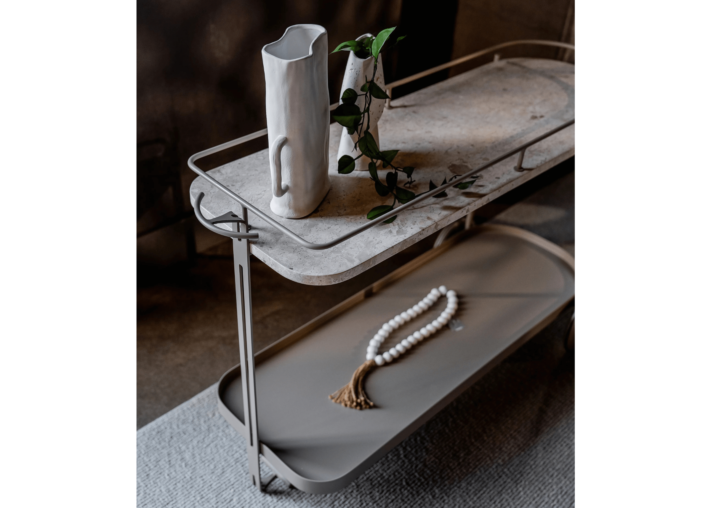 Carrinho Bar Rock posicionado em sala com decoração sofisticada