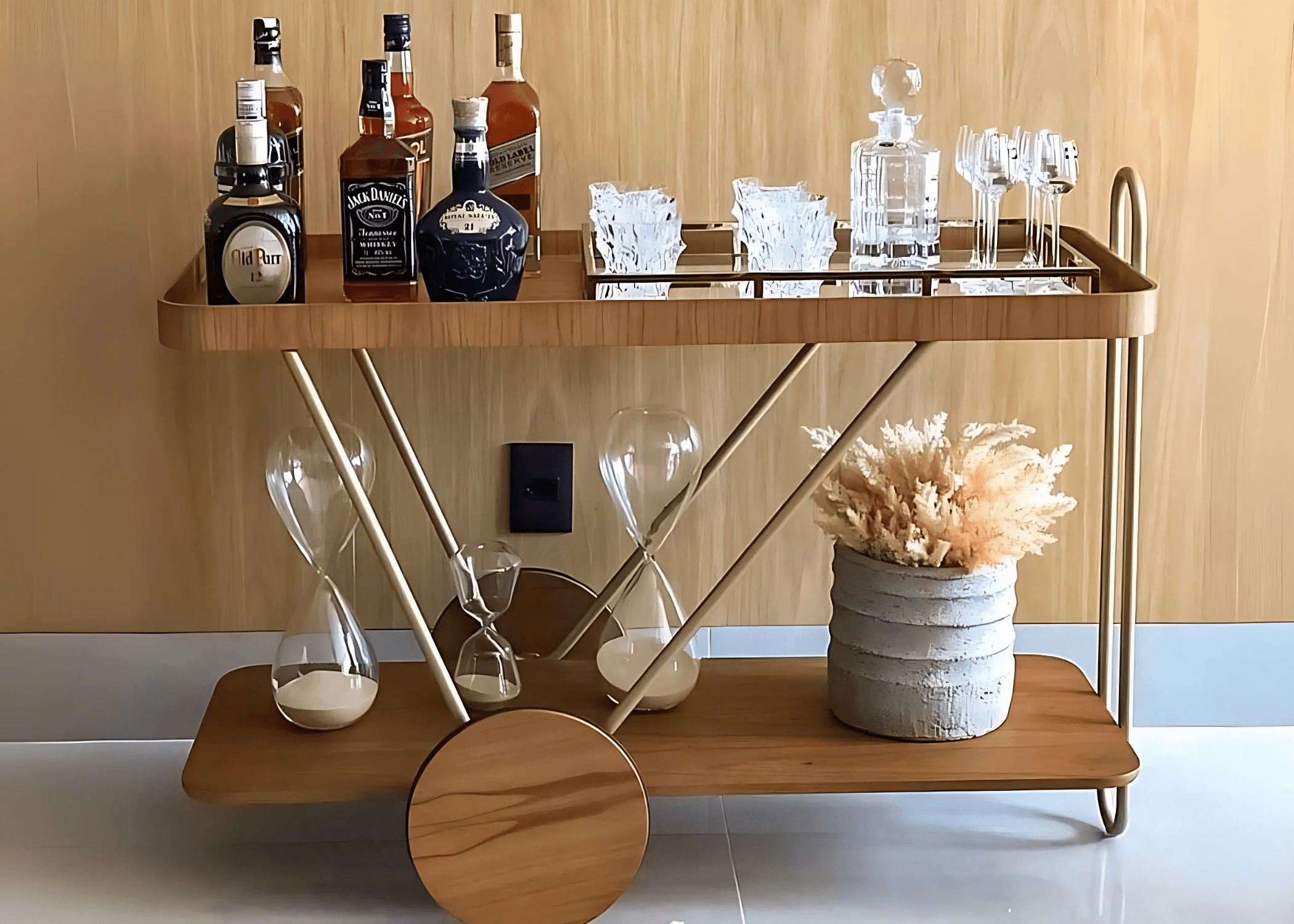 Armazene e sirva bebidas com elegância incomparável com o Carrinho Bar Luna.