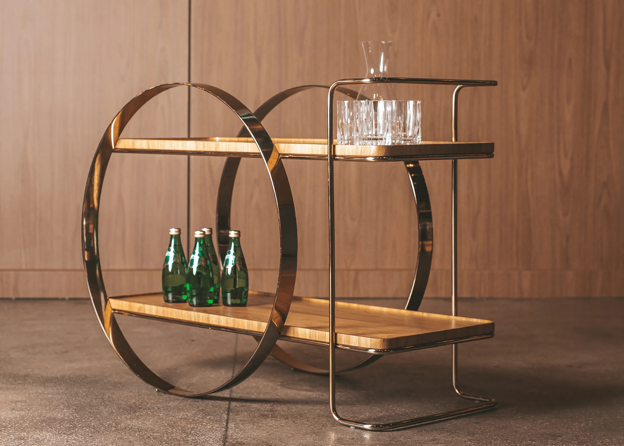 Carrinho Bar Carlota decorando um ambiente elegante e moderno.