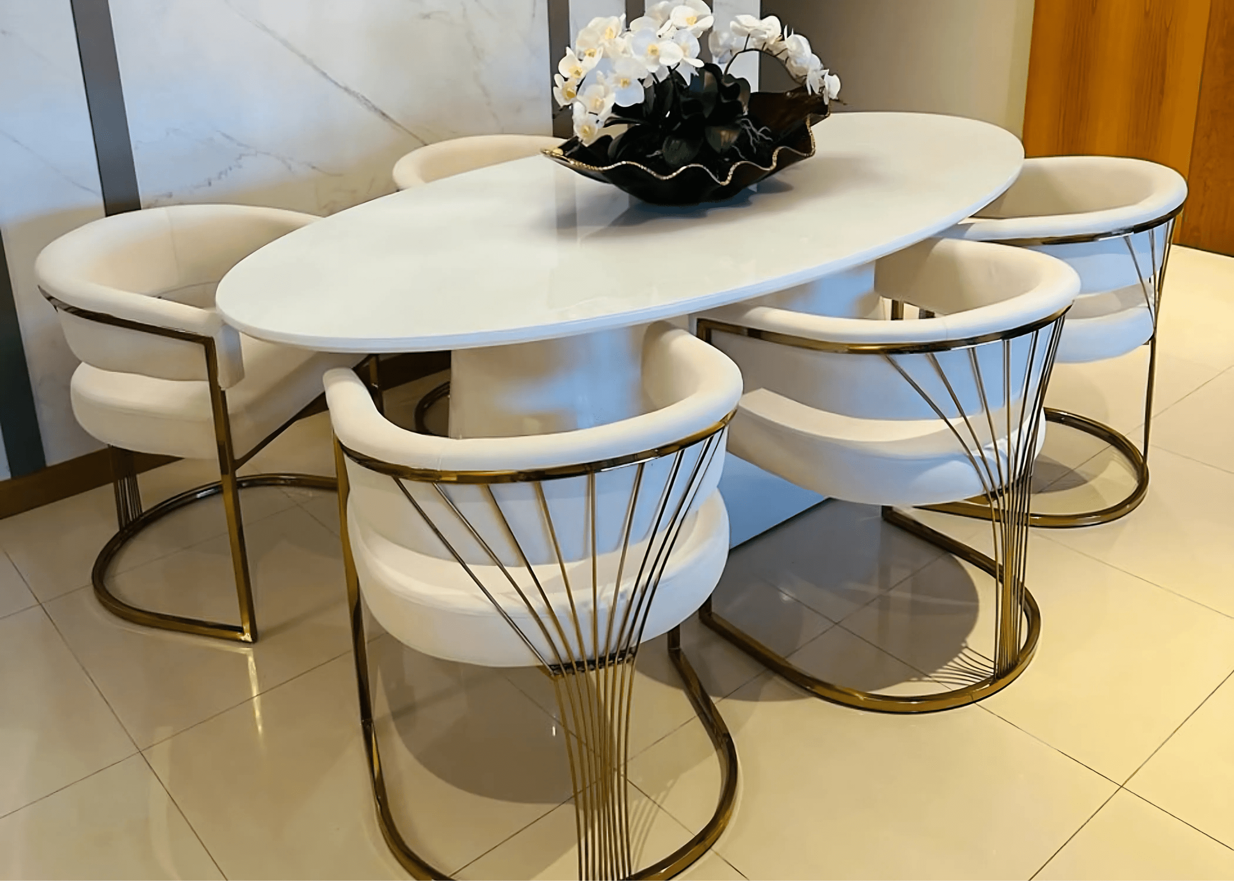 Conjunto de jantar com mesa Favo e cadeiras Estaiada em ambiente sofisticado