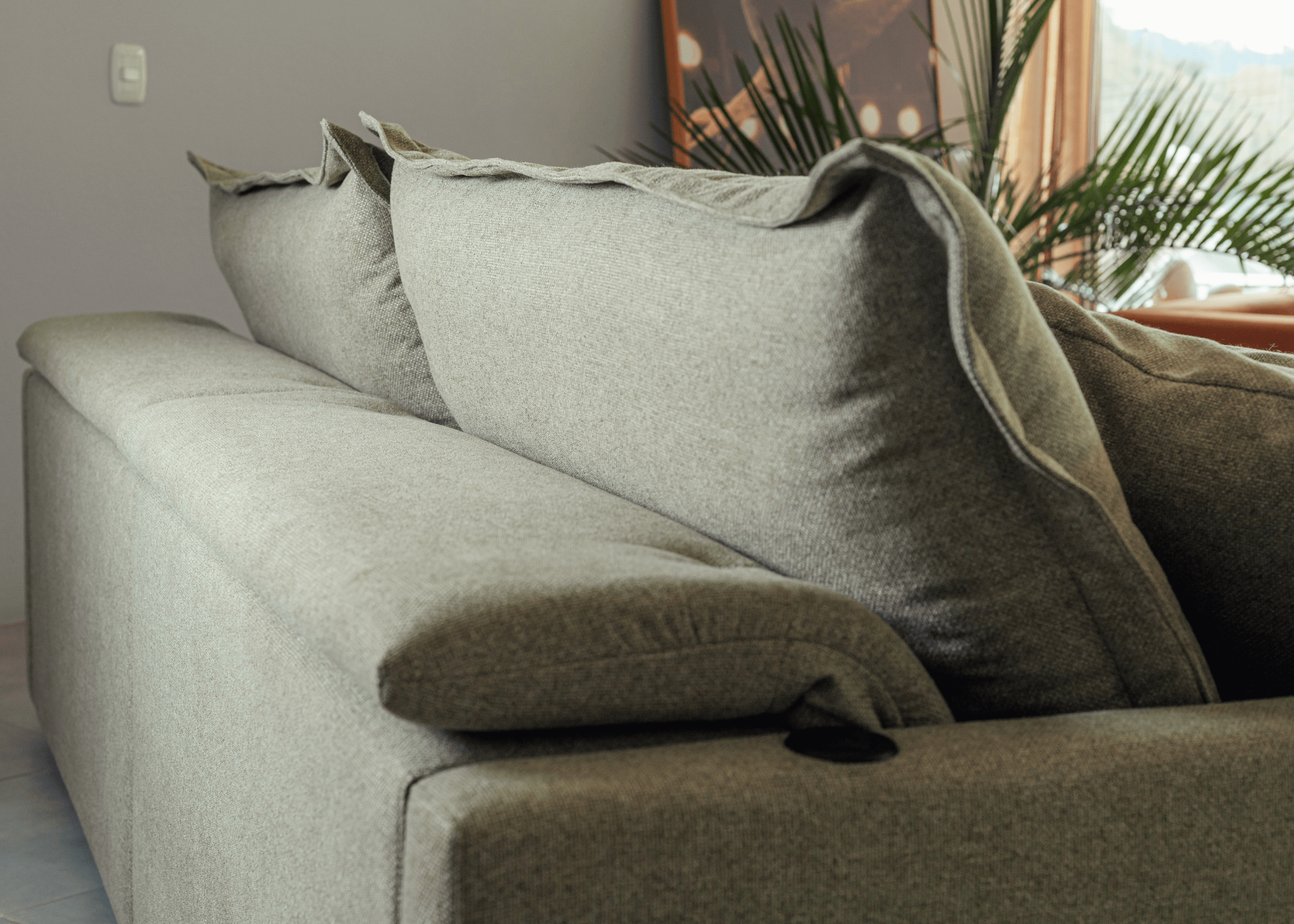 Sofa Noel integrado a decoracao com tecido neutro e materiais de qualidade que valorizam o ambiente