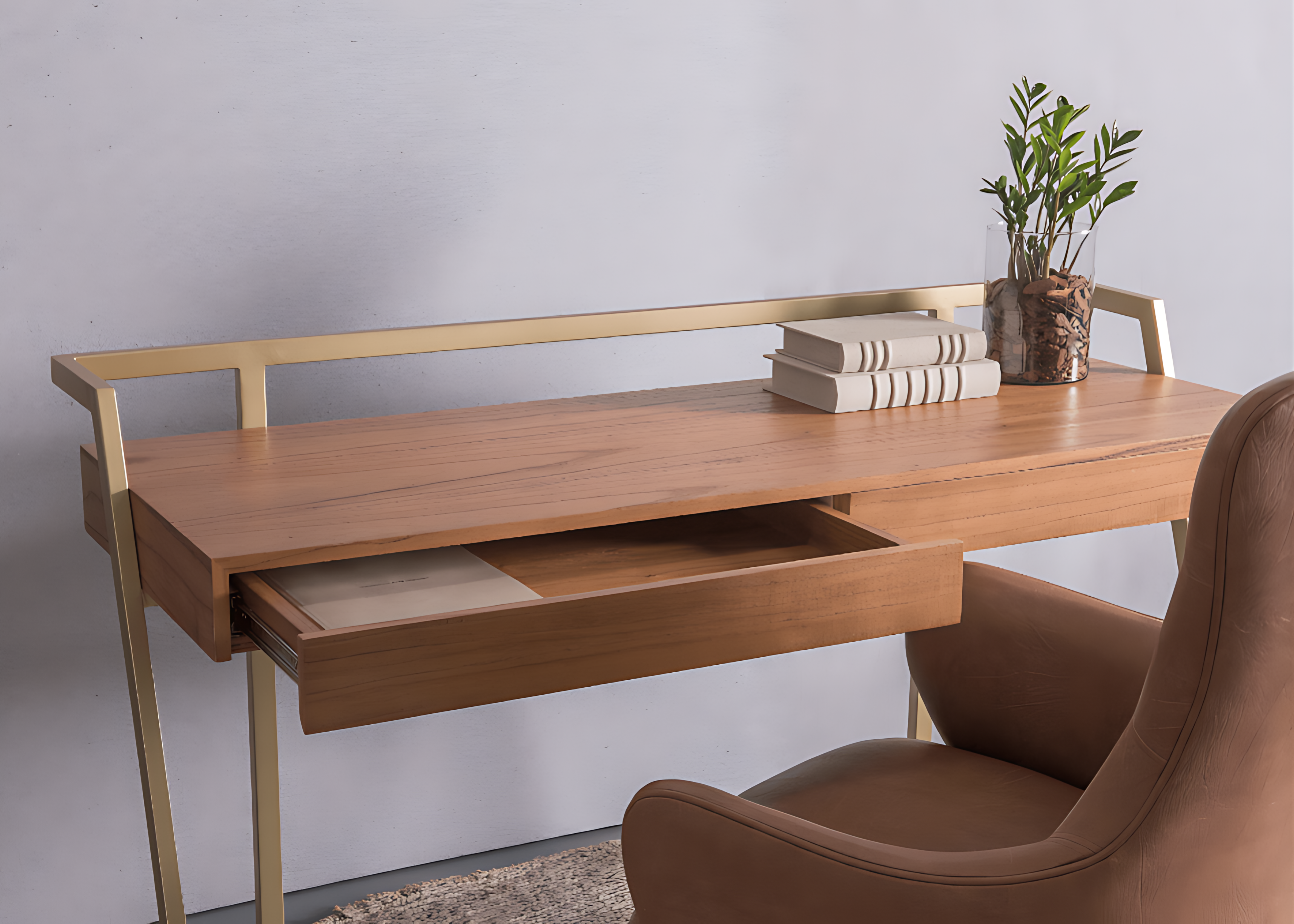 Escrivaninha Chloe em um escritório elegante, combinando estilo e praticidade.