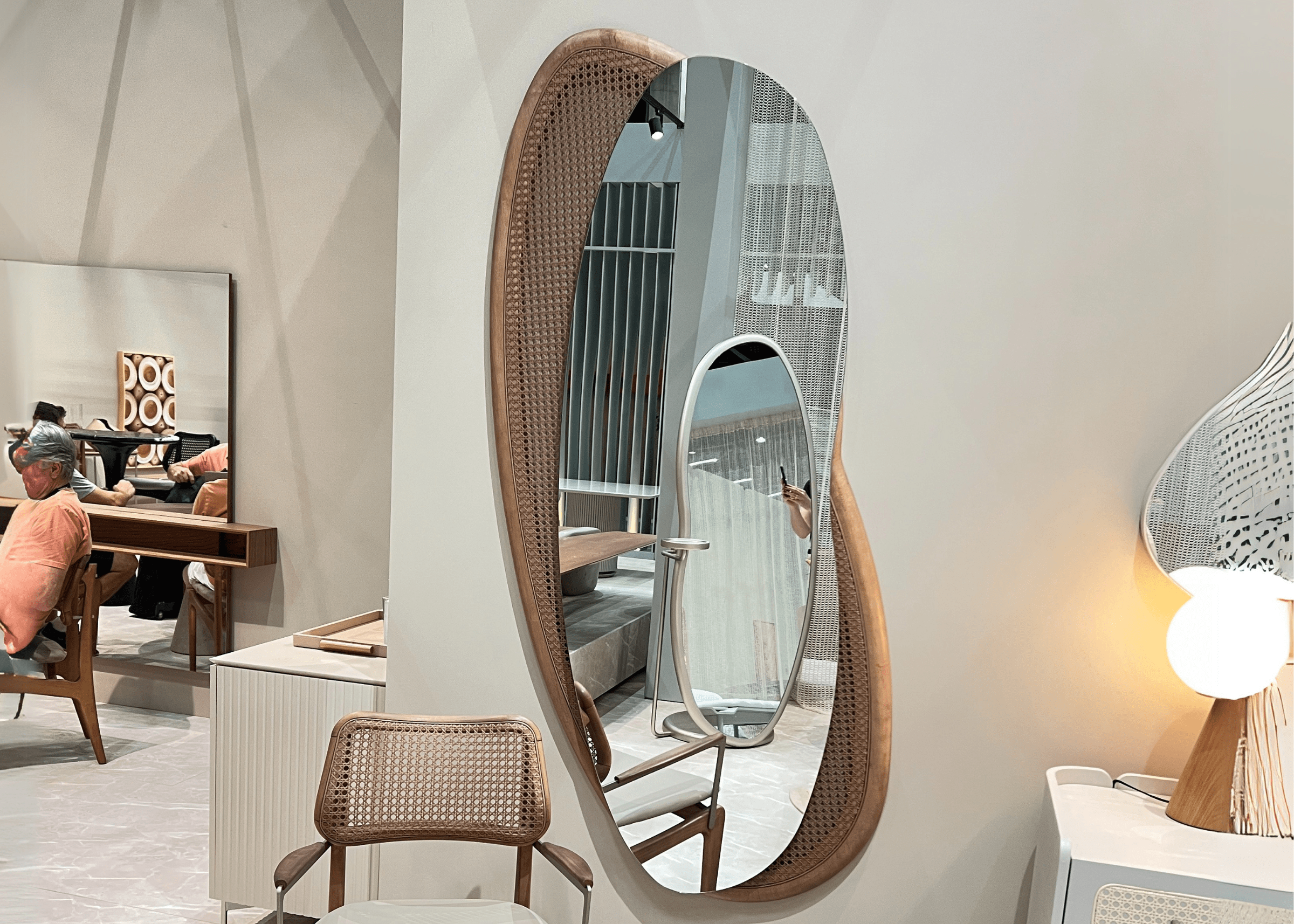 Espelho Livia em ambiente com decoração moderna e natural.