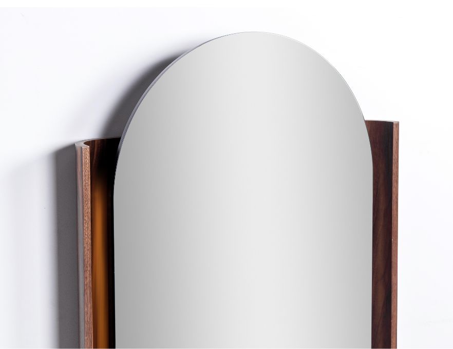 Espelho com borda em lâmina de madeira design único.