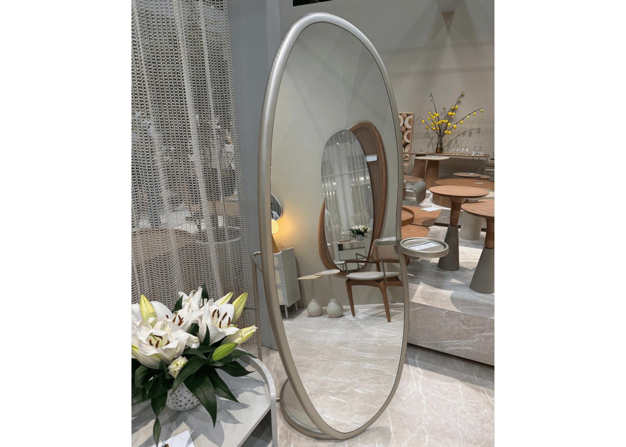 Espelho de Chão Livia em ambiente moderno com decoração elegante.