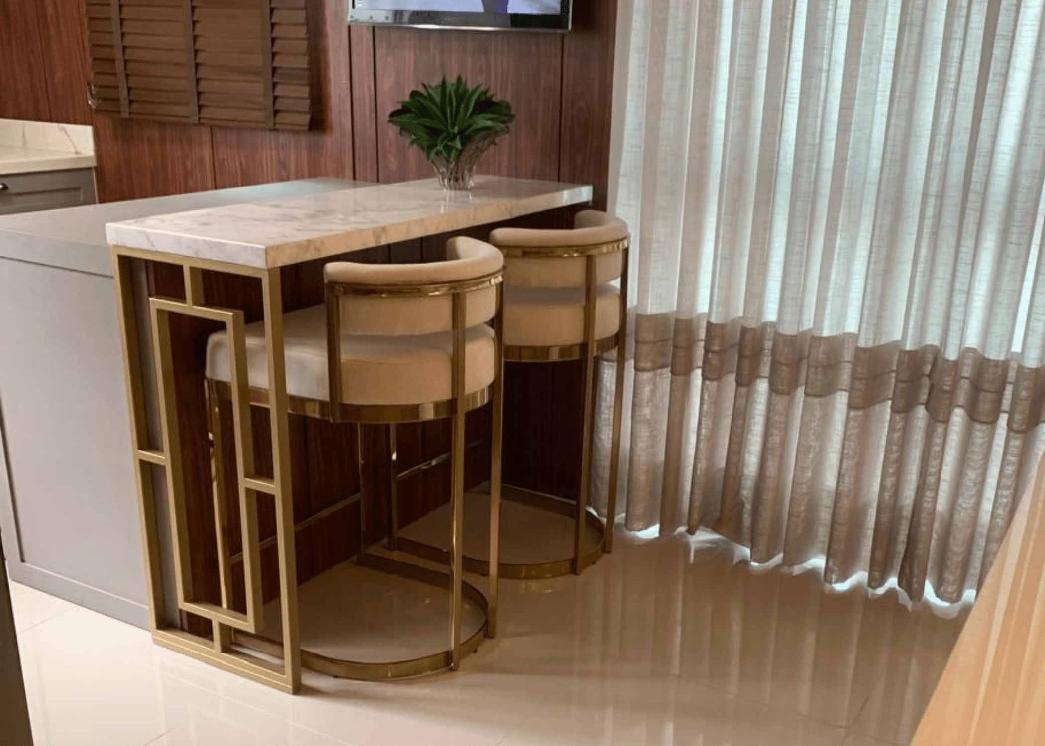 Banqueta Greta com estrutura em aço inox e assento macio. Perfeita para espaços modernos que valorizam estilo e conforto.