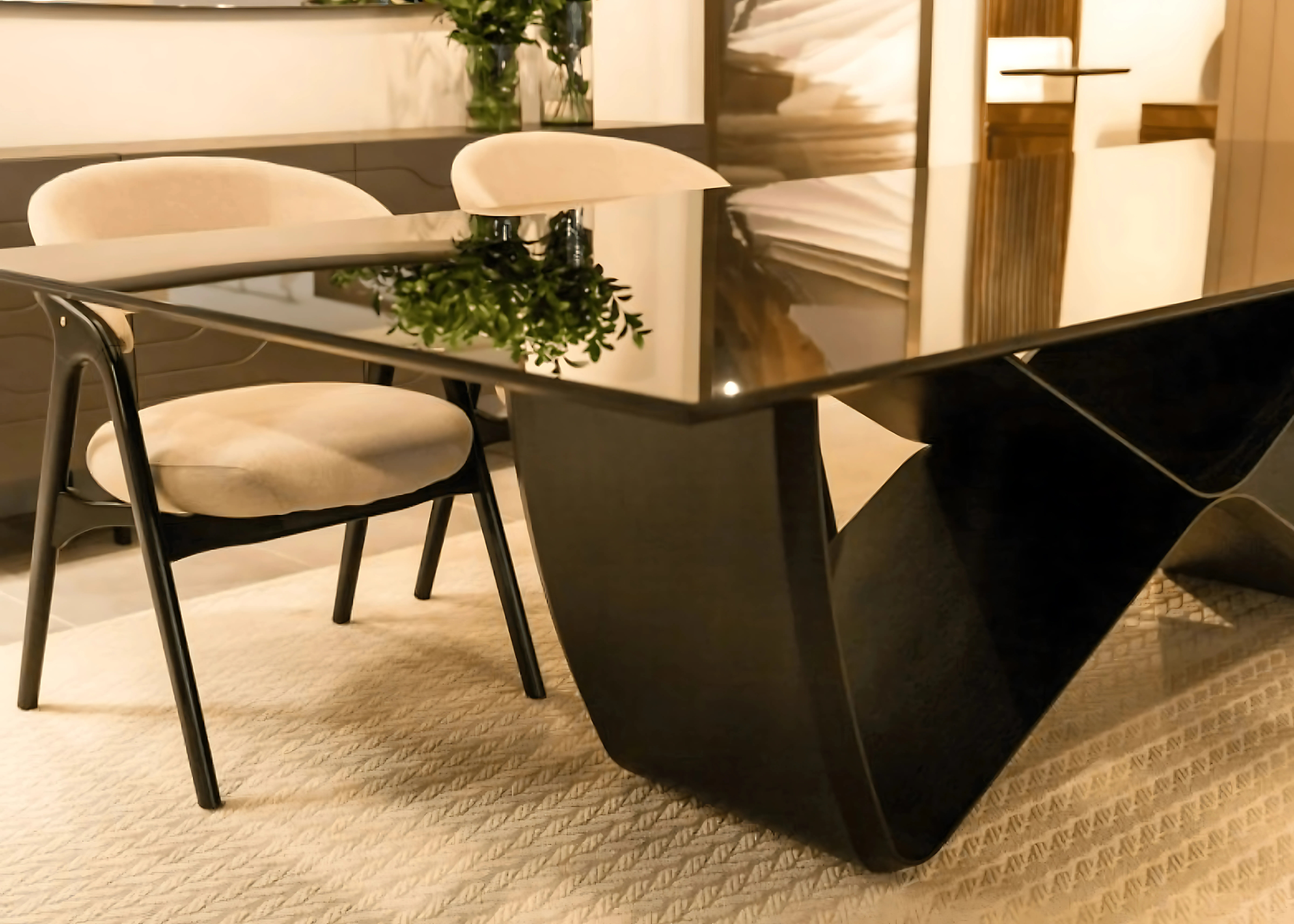 Mesa de jantar Roma com base em símbolo do infinito e tampo em lâmina de madeira, proporcionando elegância e sofisticação.
